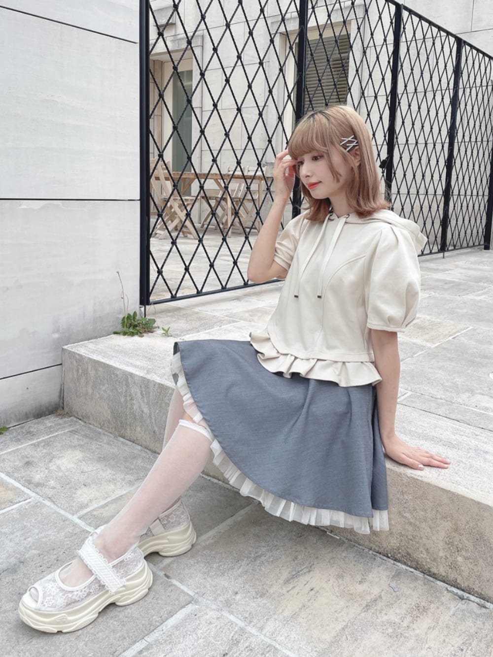 「fint、an another angelus、骨格ウェーブ、イエベ春、低身長、春コーデ、夏コーデ、お出かけコーデ、ootd、パーカー、モノトーン、モノトーンコーデ、スカート、チュールスカート、サンダル」｜「F i.n.tの裾チュールサーキュラーミニスカート（スカート、グレー系）」を使った、F i.n.tさん（骨格ナチュラル・レディース・152cm）の夏コーディネートの1枚目の写真
