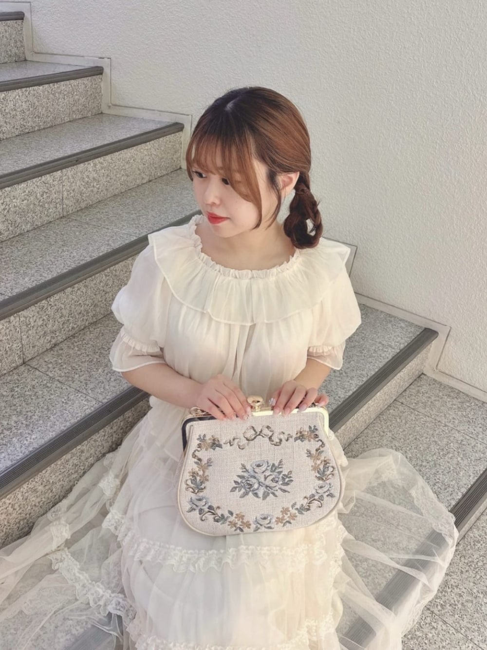 ホワイト系のシャツ/ブラウス、ブラウン系のパンプス、ホワイト系のハンドバッグを着用したレディースの夏コーディネートの1枚目の写真