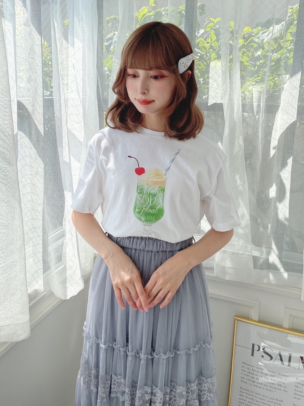 ホワイト系のサンダル、グレー系のスカート、ホワイト系のTシャツ/カットソーを着用したレディースの夏コーディネートの1枚目の写真