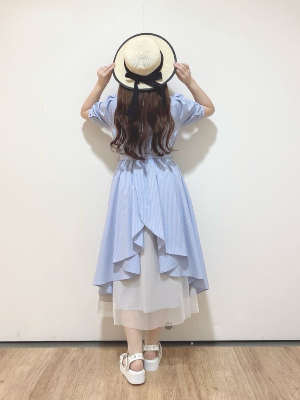 ブルー系のシャツワンピース、ホワイト系のサンダル、ベージュ系のハットを着用したレディースの夏コーディネートの1枚目の写真