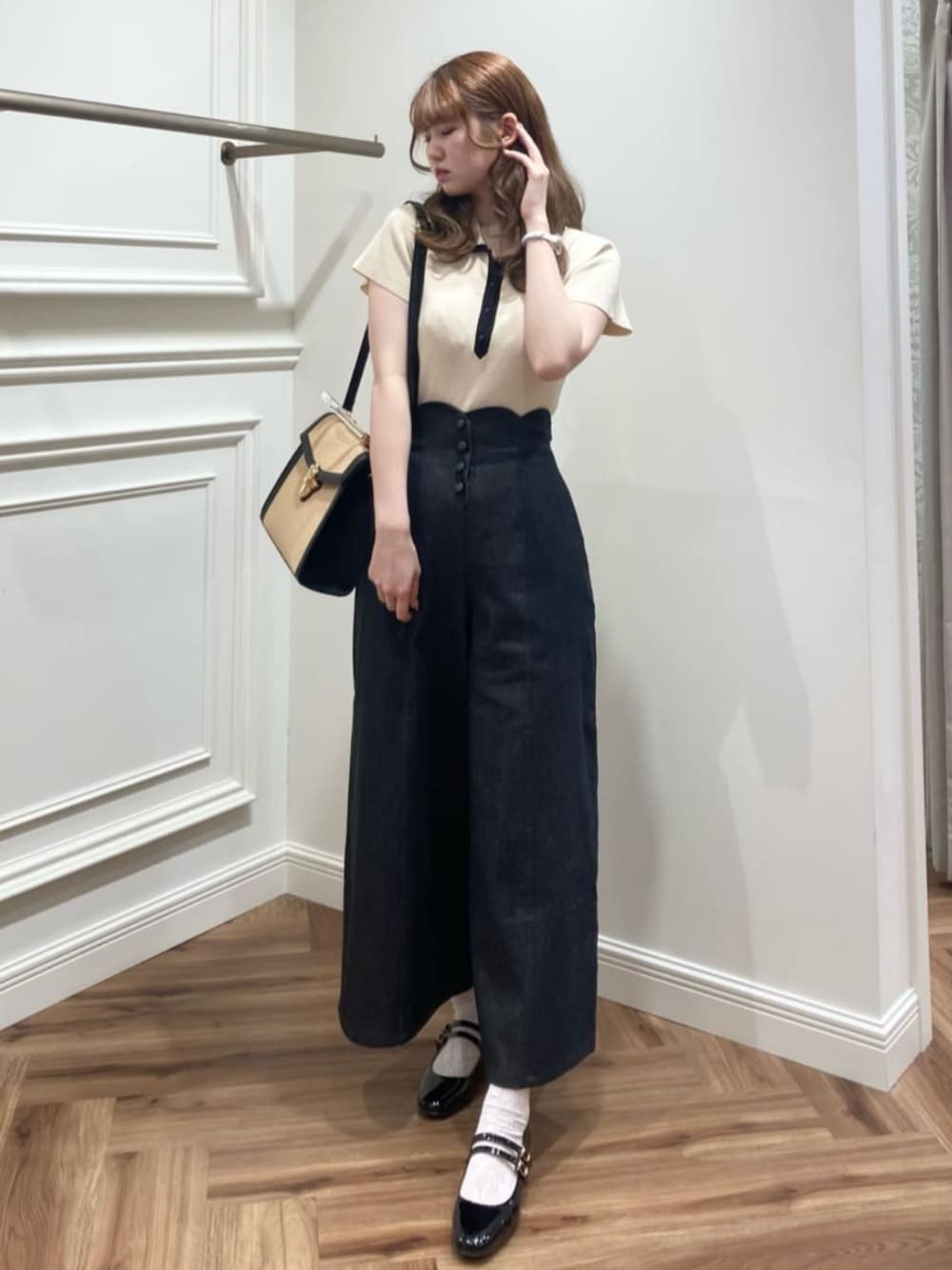 「シンプルコーデ、デニム、きれいめカジュアル、春夏コーデ、モノトーン、ショルダーバッグ、骨格ウェーブ、ブルベ夏、ワイドパンツ、ワイドデニム、ハイウエスト、バイカラー、ananotherangelus、スカラップ、ポロシャツ」｜「an another angelusのフロント金具使いフェイクラフィアバッグ（ハンドバッグ、ブラック系）」を使った、F i.n.tさん（レディース・165cm）の春コーディネートの1枚目の写真