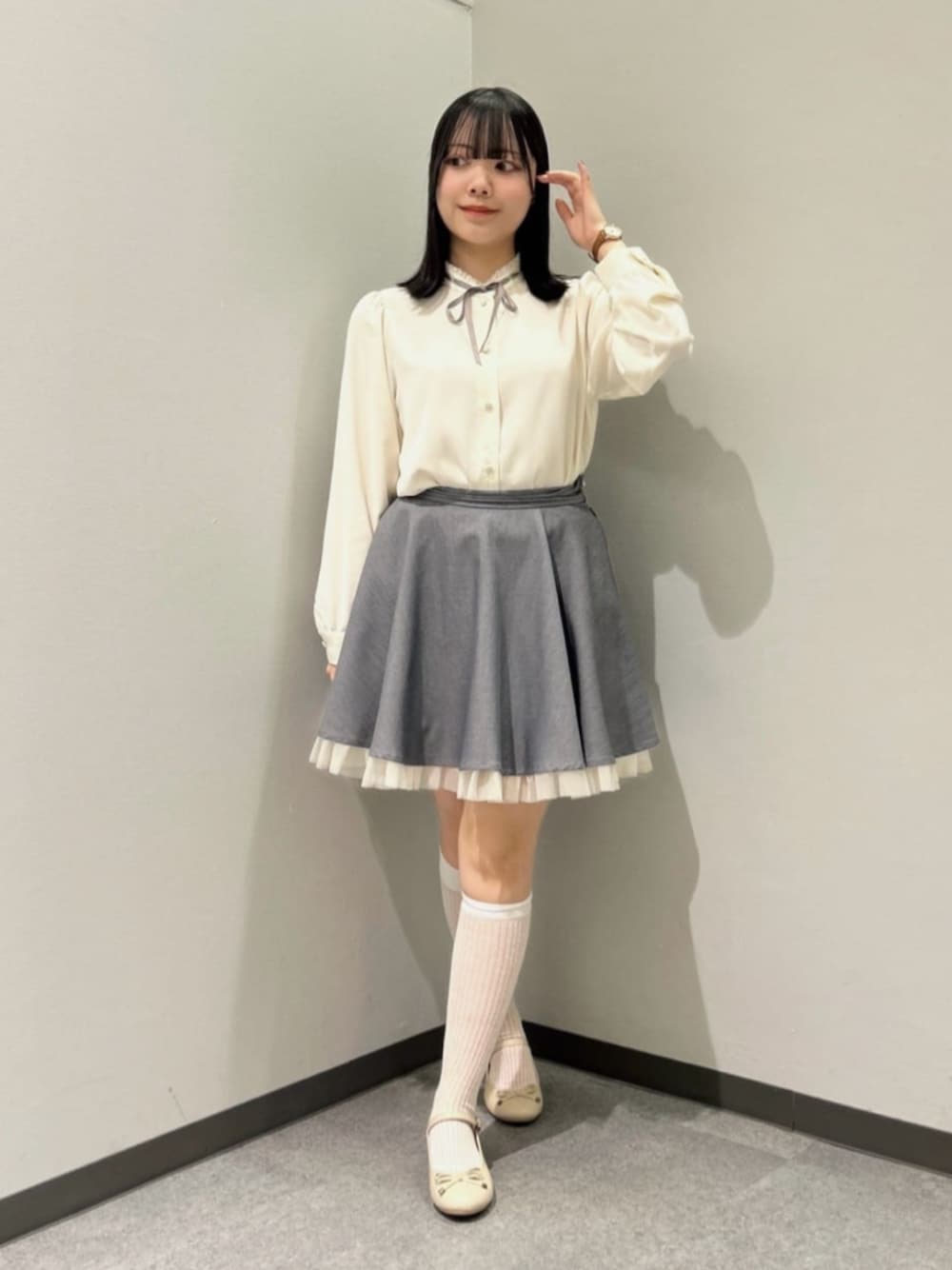 ホワイト系のカーディガン/ボレロ、ベージュ系のパンプス、ホワイト系のシャツ/ブラウスを着用したレディースの冬コーディネートの1枚目の写真