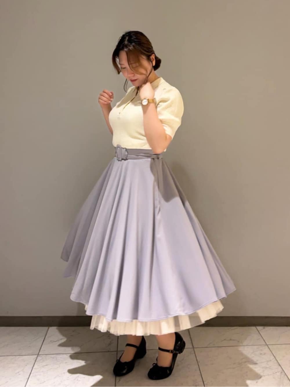 ブラック系のバレエシューズ、ホワイト系のポロシャツ、グレー系のスカートを着用したレディースの夏コーディネートの1枚目の写真