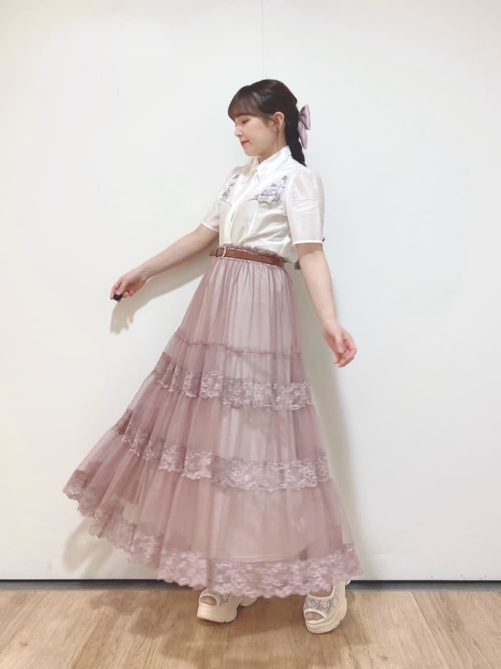 ホワイト系のサンダル、ホワイト系のシャツ/ブラウス、ピンク系のスカートを着用したレディースの夏コーディネートの1枚目の写真