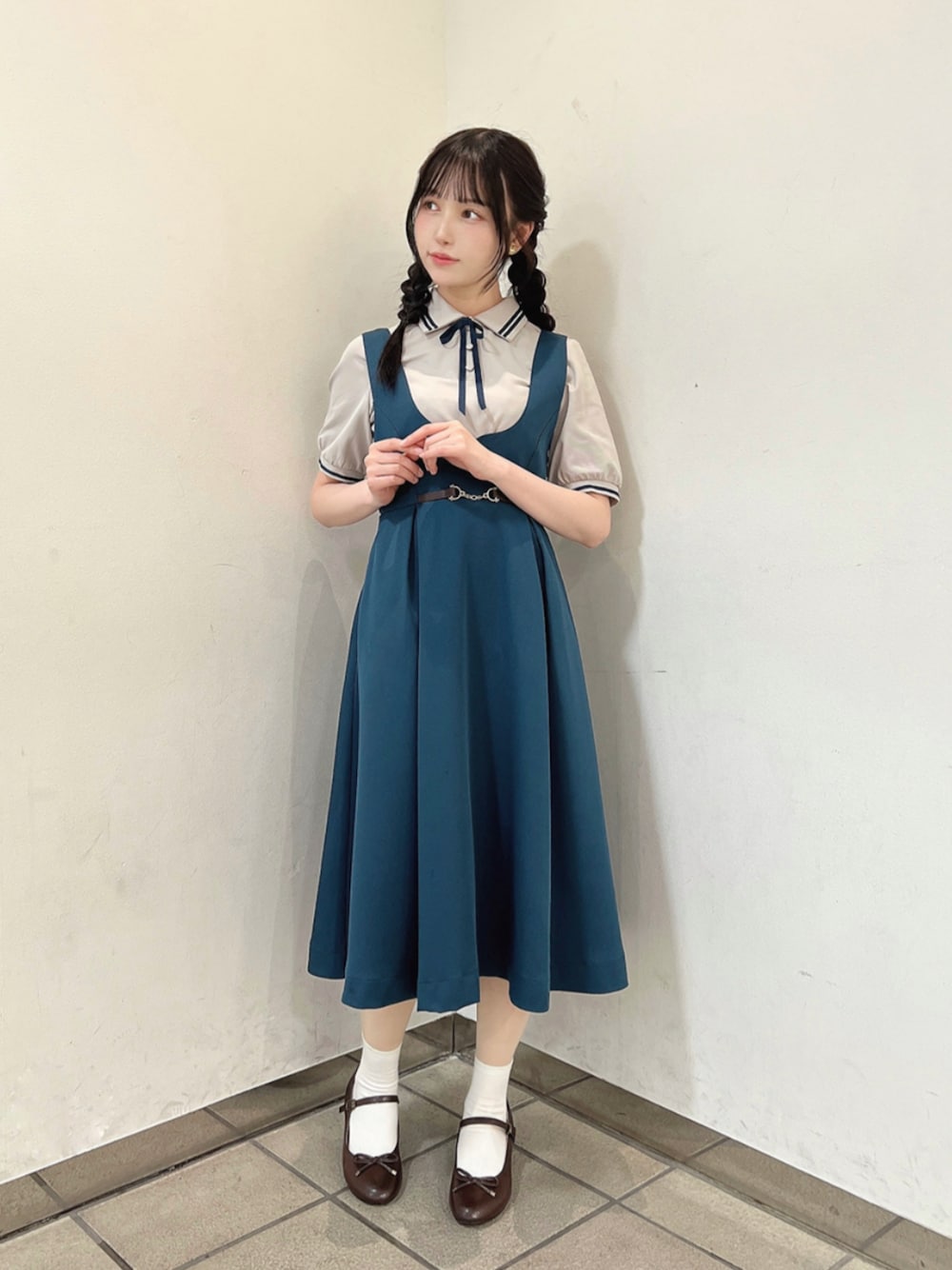 「fint、an another angelus、骨格ウェーブ、骨格ナチュラル、ブルべ、春コーデ、プレッピー、ポロシャツ、リボン、ジャンスカ、ジャンパースカート、グレー、ブルーグリーン、バレエシューズ」｜「F i.n.tの【WEB限定SS,LLサイズあり】ストラップ付リボンバレエシューズ/fint（パンプス、ブラウン系）」を使った、F i.n.tさん（骨格ウェーブ・レディース・157cm）の春コーディネートの1枚目の写真