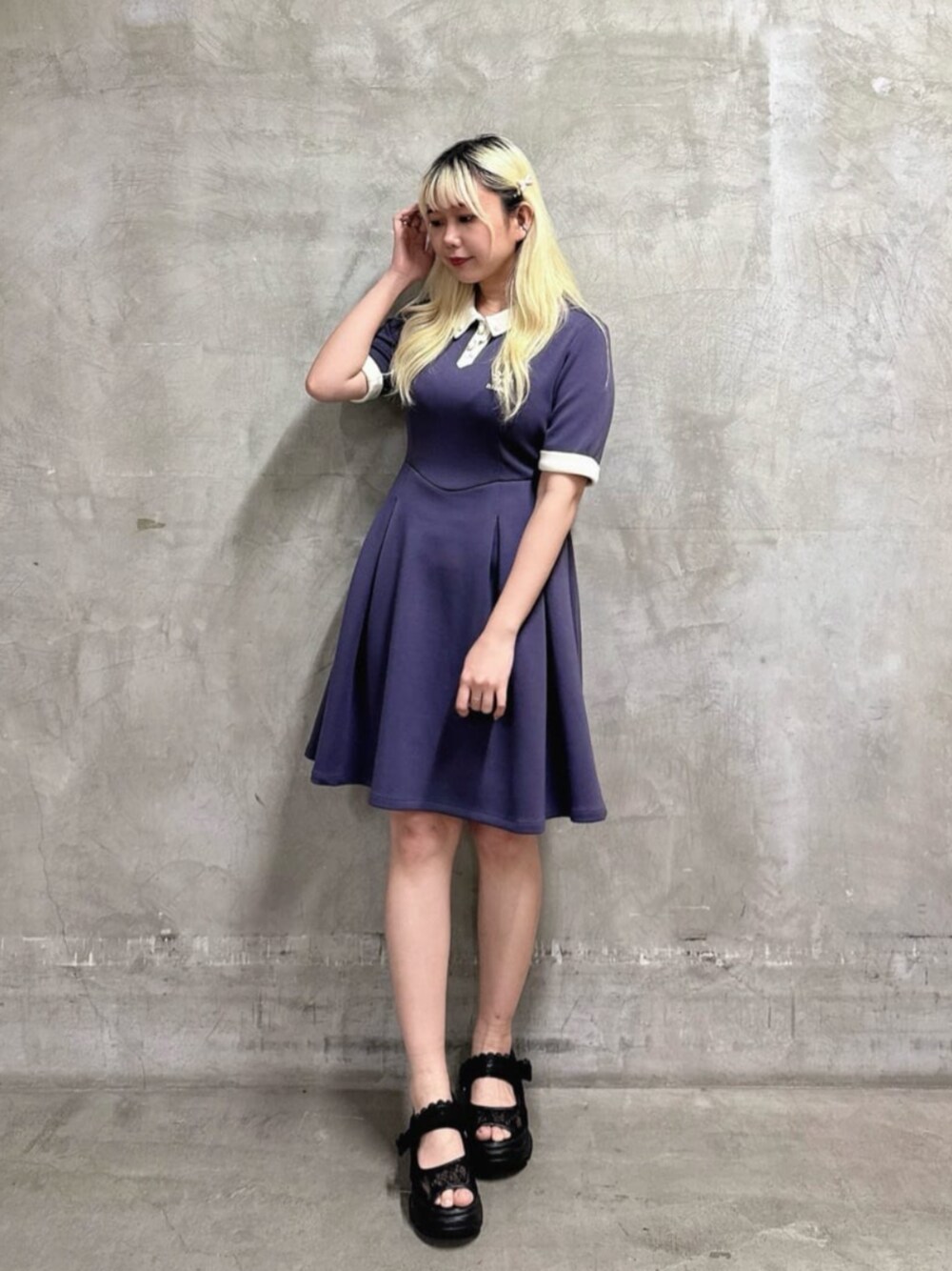 グレー系のワンピース、ブラック系のサンダルを着用したレディースの夏コーディネートの1枚目の写真