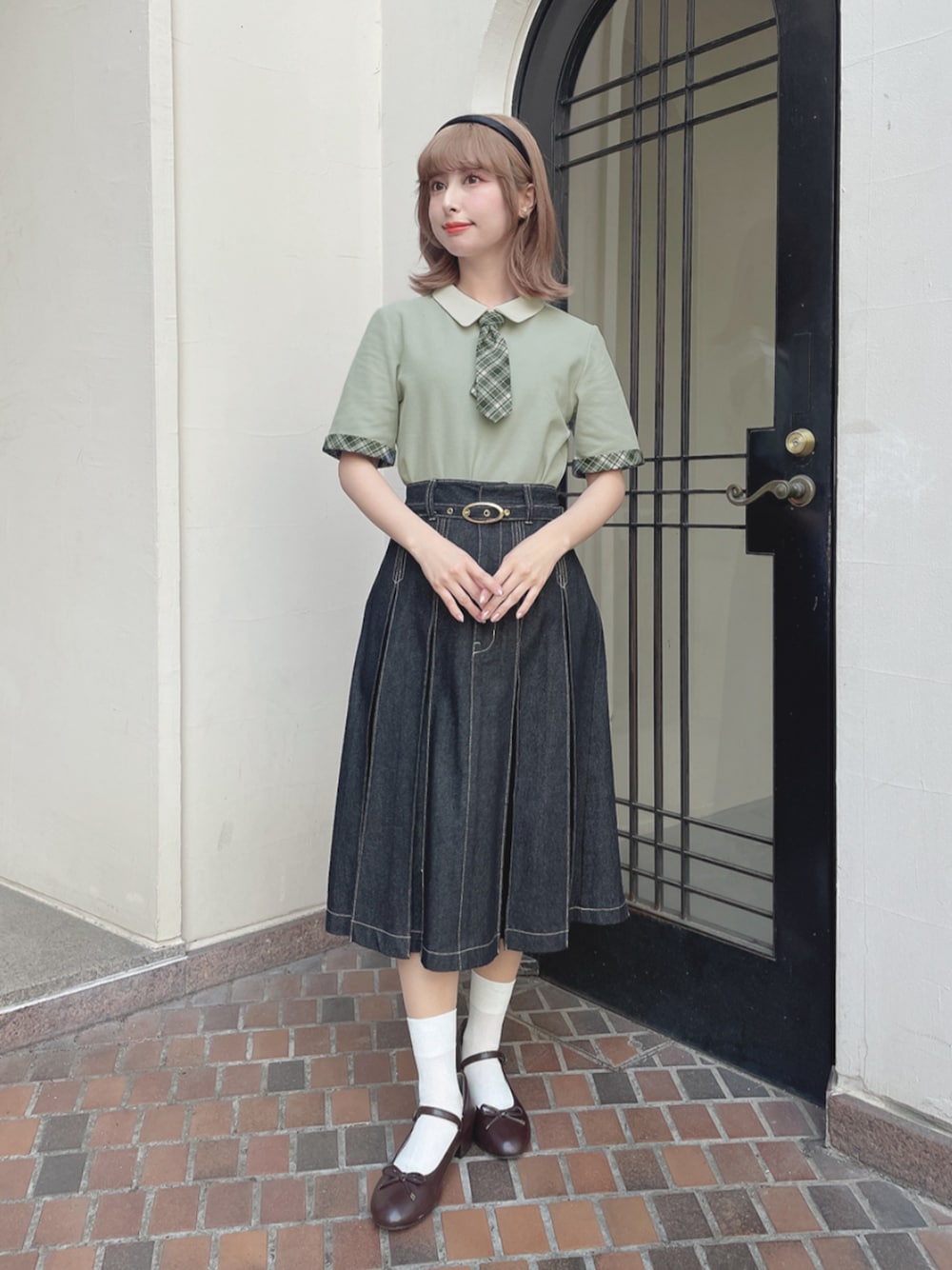 「fint、an another angelus、骨格ウェーブ、イエベ春、低身長、春コーデ、夏コーデ、プレッピー、カジュアル、ポロシャツ、ネクタイ、チェック、スカート、デニム、デニムスカート」｜「F i.n.tの【WEB限定SS,LLサイズあり】ストラップ付リボンバレエシューズ/fint（パンプス、ブラウン系）」を使った、F i.n.tさん（骨格ウェーブ・レディース・152cm）の春コーディネートの1枚目の写真