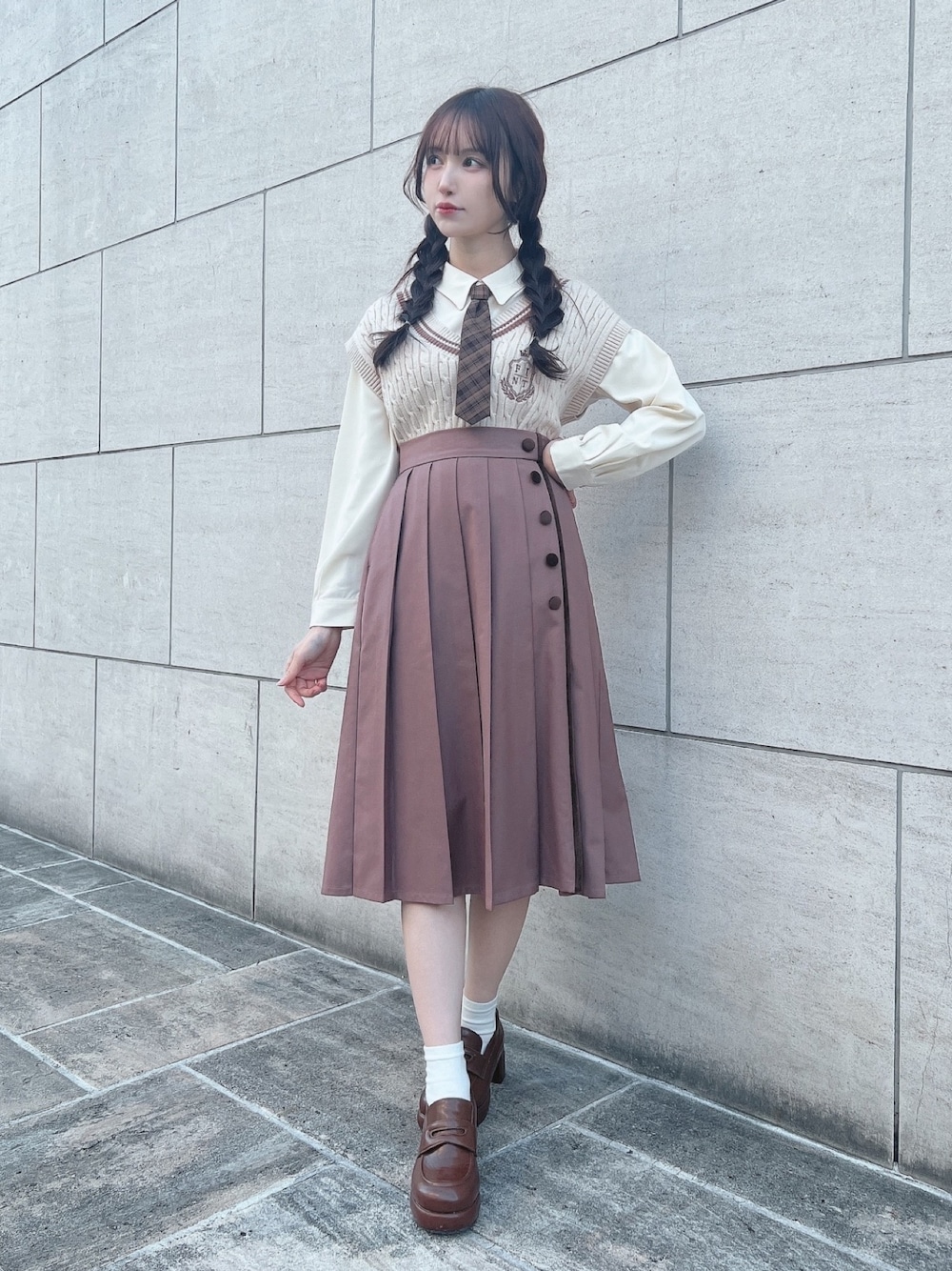 「fint、an another angelus、骨格ウェーブ、骨格ナチュラル、ブルベ、お出かけコーデ、プレッピー、ブラウス、ネクタイ、ベスト、ニット、ニットベスト、刺繍、プリーツスカート、ローファー」｜「F i.n.tのライン使いケーブルニットベスト（ベスト、ホワイト系）」を使った、F i.n.tさん（骨格ウェーブ・レディース・157cm）の冬コーディネートの1枚目の写真