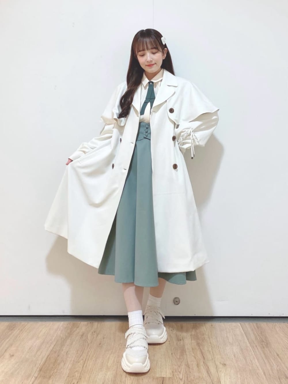 「fint、an another angelus、骨格ウェーブ、イエベ春、低身長、今日のコーデ、春コーデ、春アウター、トレンチコート、ブラウス、スカート、バックリボン、グリーン、グリーンコーデ、厚底シューズ」｜「an another angelusの多重リボンタイ付きブラウス（シャツ/ブラウス、ホワイト系）」を使った、F i.n.tさん（骨格ウェーブ・レディース・150cm）の春コーディネートの1枚目の写真