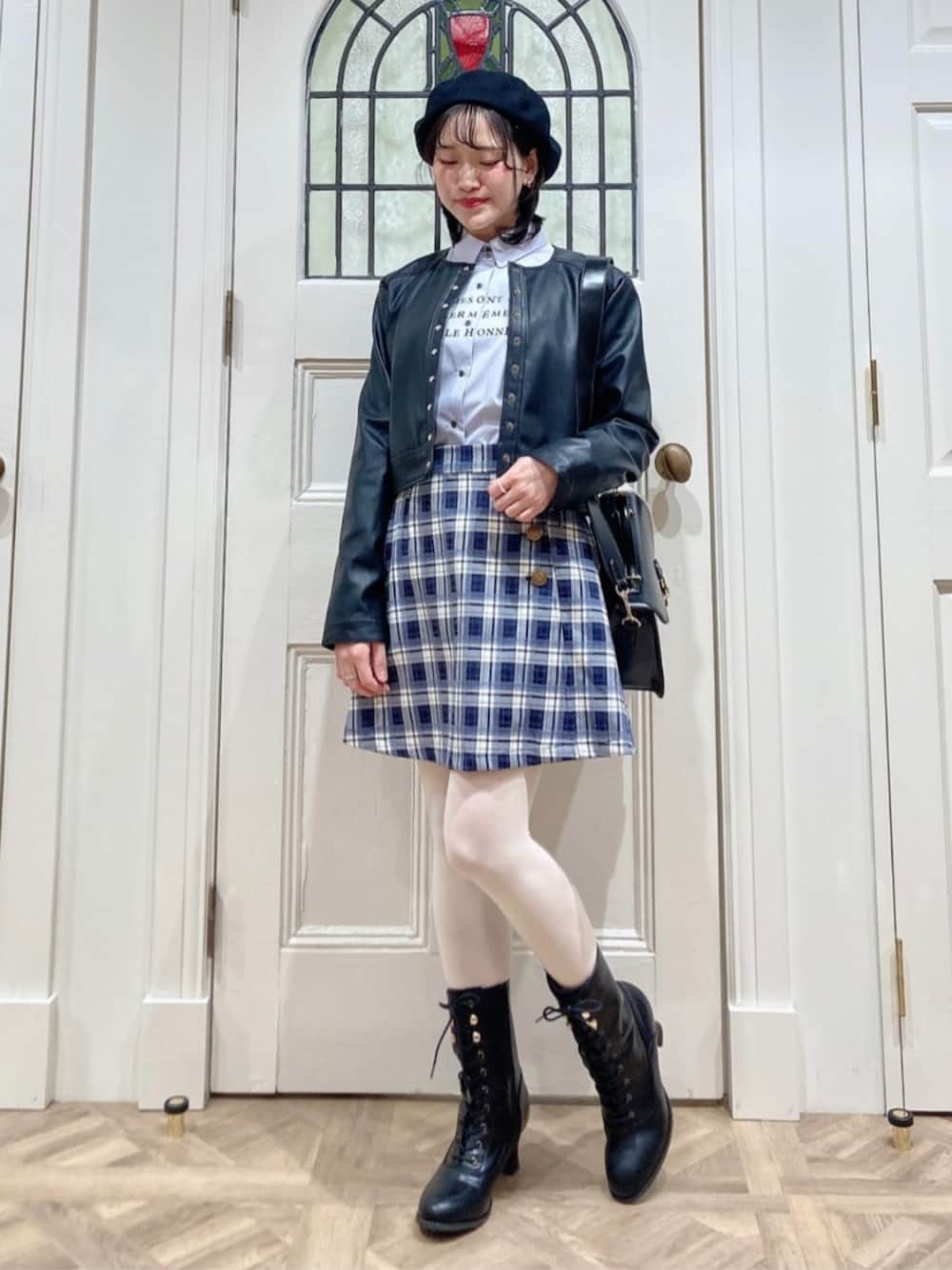 「fint、an another angelus、骨格ストレート、ブルベ夏、レトロ、お出かけコーデ、シャツスタイル、ライダース、ライダースジャケット、アウター、シャツ、プリント、ミニスカート、チェック、ブーツ」｜「an another angelusのベルトフラップハンドバッグ（ハンドバッグ、ブラック系）」を使った、F i.n.tさん（骨格ストレート・レディース・154cm）の冬コーディネートの1枚目の写真
