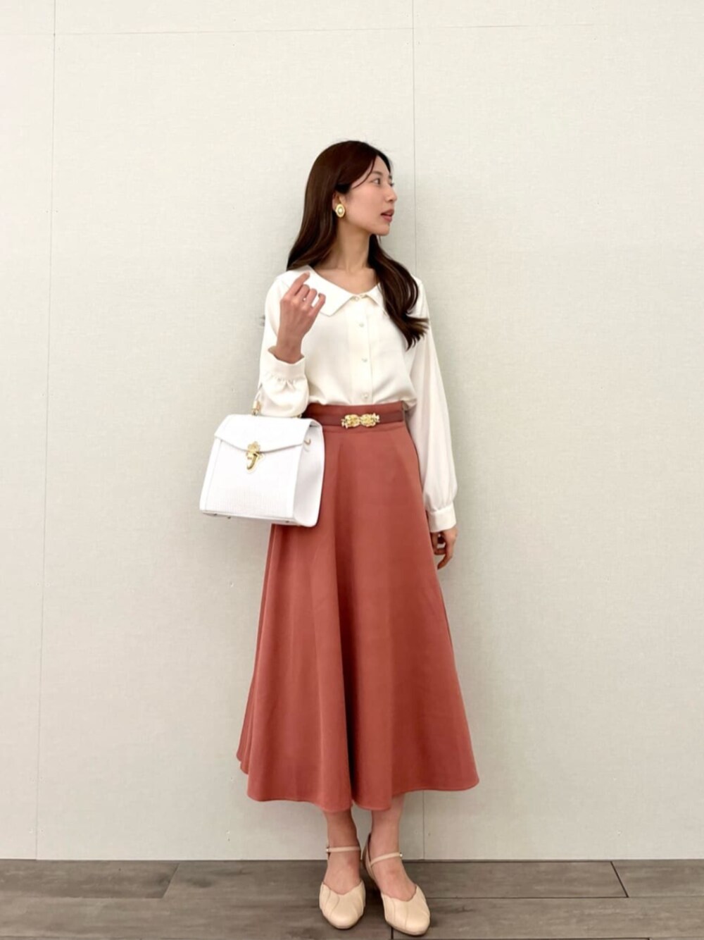 ホワイト系のハンドバッグ、ホワイト系のシャツ/ブラウスを着用したレディースの春コーディネートの1枚目の写真