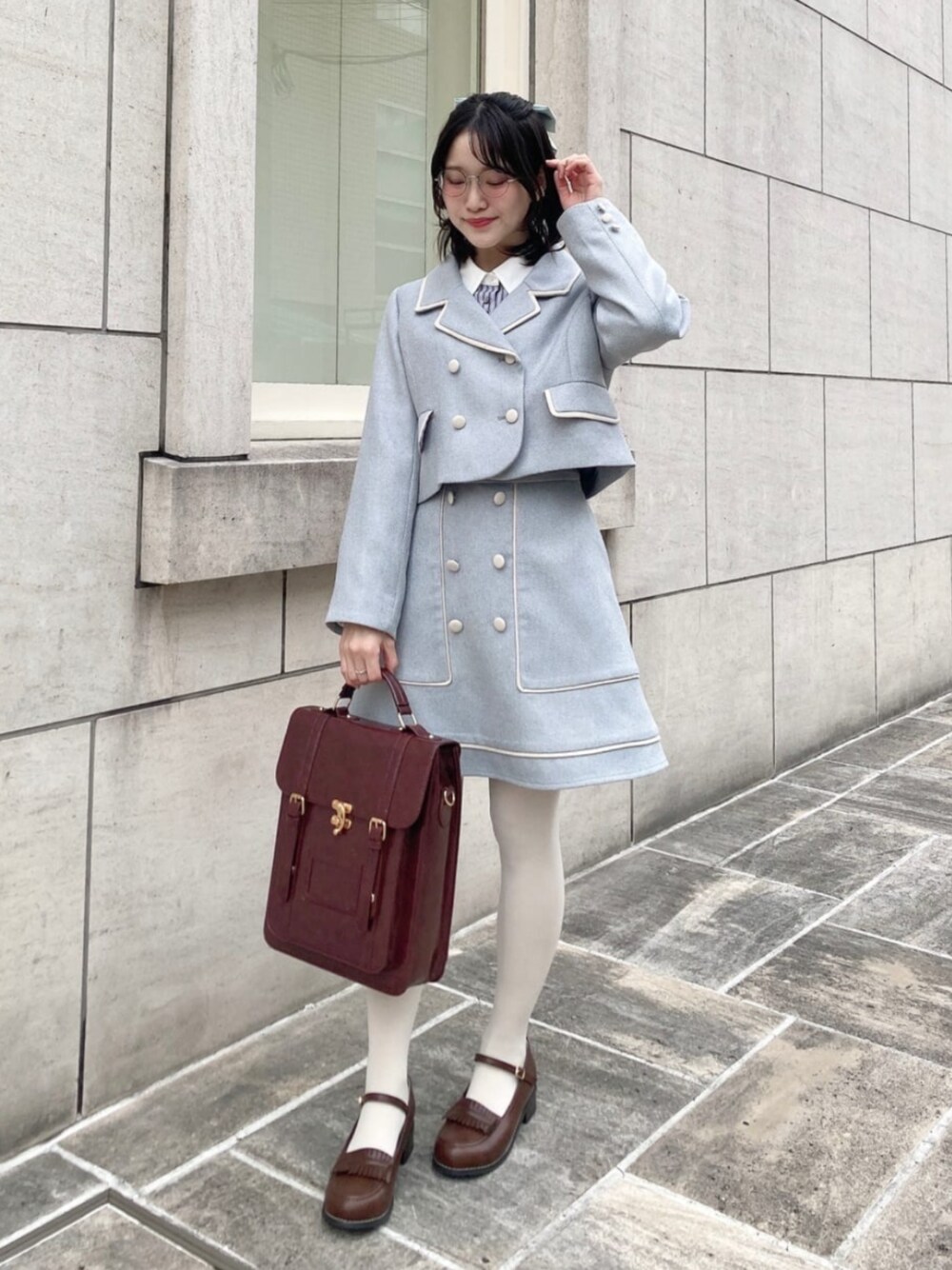 「fint、an another angelus、骨格ストレート、ブルベ夏、春コーデ、春色、お出かけコーデ、淡色コーデ、セットアップスタイル、セットアップ、ジャケット、スカート、ツイード、サッチェルバッグ、ローファー」｜「F i.n.tのダブルベルト縦型サッチェルバッグ（ハンドバッグ、ブラウン系）」を使った、F i.n.tさん（骨格ストレート・レディース・154cm）の冬コーディネートの1枚目の写真