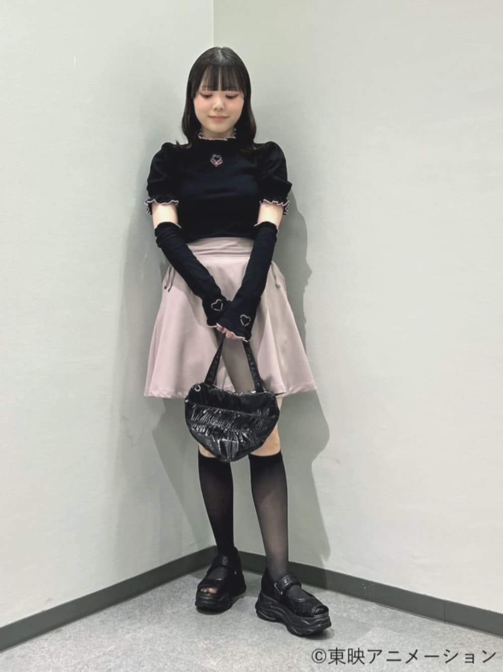 ブラック系のスニーカー、ブラック系のTシャツ/カットソー、パープル系のスカートを着用したレディースの夏コーディネートの1枚目の写真