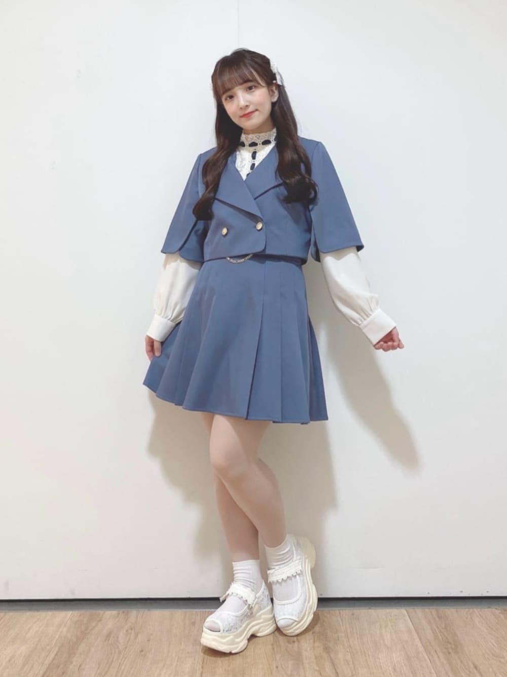 「fint、an another angelus、骨格ウェーブ、イエベ春、低身長、春コーデ、お出かけコーデ、推し活コーデ、セットアップスタイル、セットアップ、ジャケット、ケープ、プリーツスカート、ブラウス、厚底サンダル」｜「F i.n.tのレースリボンヘアクリップセット（バレッタ/ヘアクリップ、ホワイト系）」を使った、F i.n.tさん（骨格ウェーブ・レディース・150cm）の春コーディネートの1枚目の写真