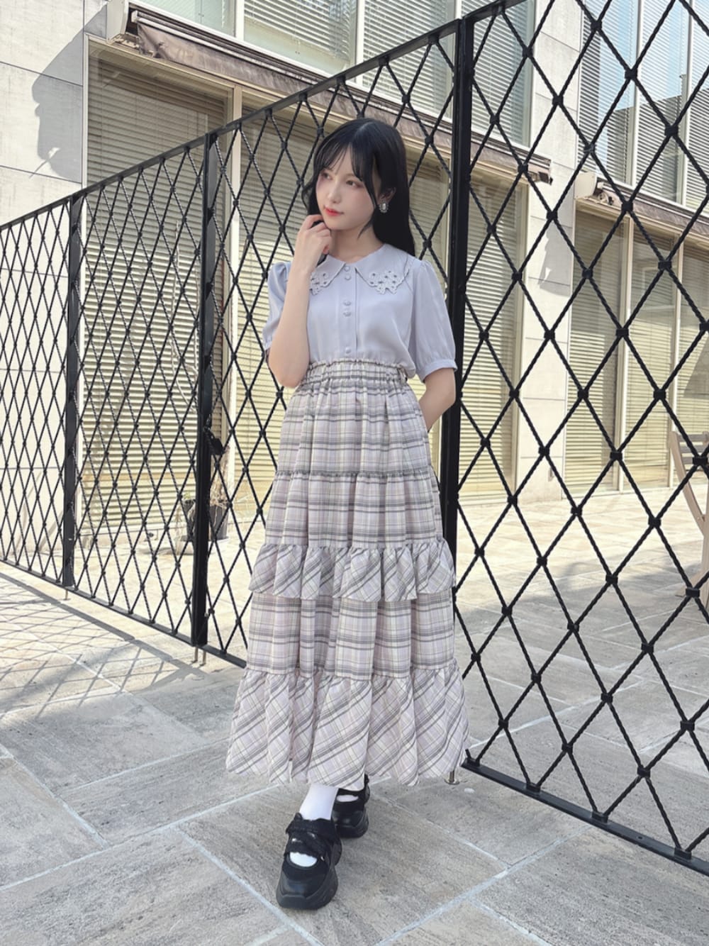 「fint、an another angelus、骨格ウェーブ、骨格ナチュラル、ブルべ、夏コーデ、お出かけコーデ、ootd、ガーリー、ワントーンコーデ、ブラウス、刺繍、スカート、ティアードスカート、チェック」｜「F i.n.tの【LLサイズあり】レースベルクロ厚底スニーカー（スニーカー、ブラック系）」を使った、F i.n.tさん（骨格ウェーブ・レディース・157cm）の夏コーディネートの1枚目の写真