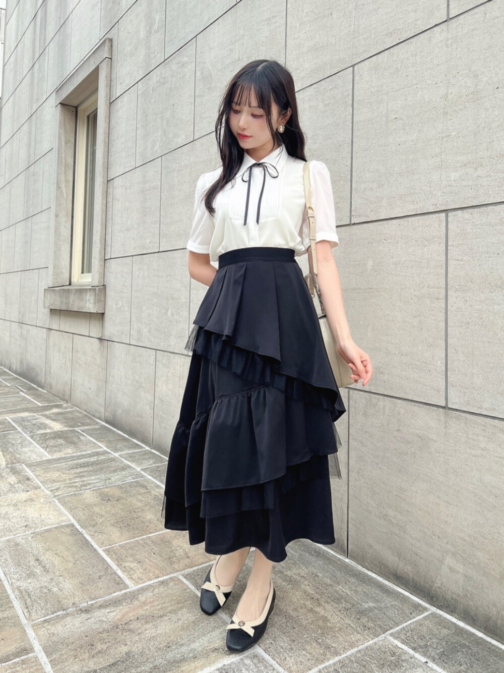 「fint、an another angelus、骨格ウェーブ、骨格ナチュラル、ブルべ、春コーデ、夏コーデ、お出かけコーデ、モノトーン、モノトーンコーデ、ブラウス、リボン、ティアードスカート、チュール、フリル」｜「F i.n.tの【WEB限定SS,LLサイズあり】ストラップ付リボンバレエシューズ/fint（パンプス、ブラウン系）」を使った、F i.n.tさん（骨格ウェーブ・レディース・160cm）の春コーディネートの1枚目の写真