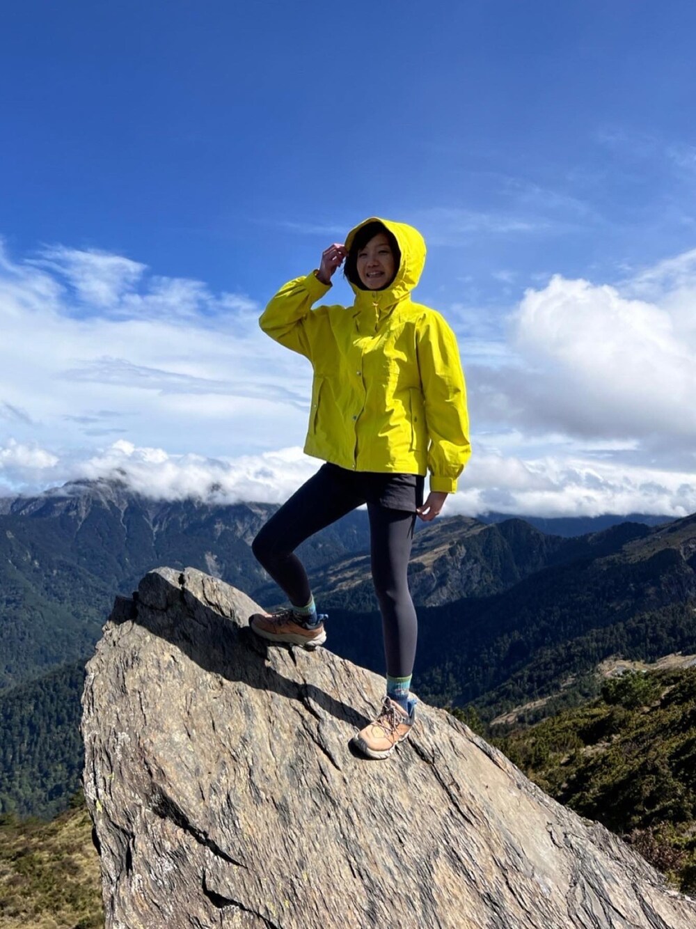 「ootd、mountain research」｜「THE NORTH FACEのアイテム（マウンテンパーカー、イエロー系）」を使った、Evelyn Hさん（レディース・159cm）の春コーディネートの1枚目の写真