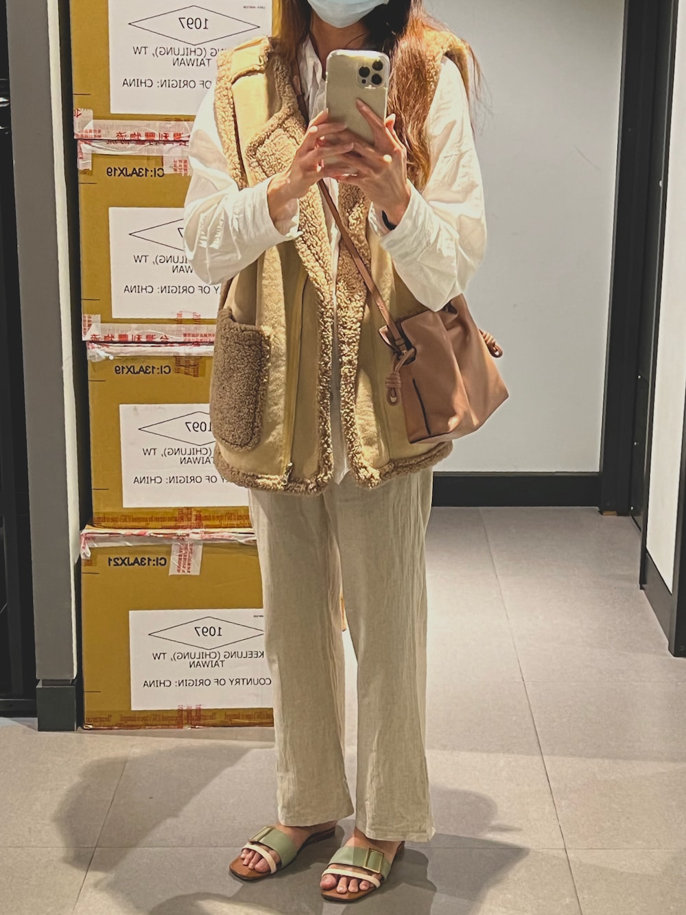「LOEWEのアイテム（トートバッグ、ピンク系）」を使った、Evelyn Hさん（レディース・159cm）の冬コーディネートの1枚目の写真