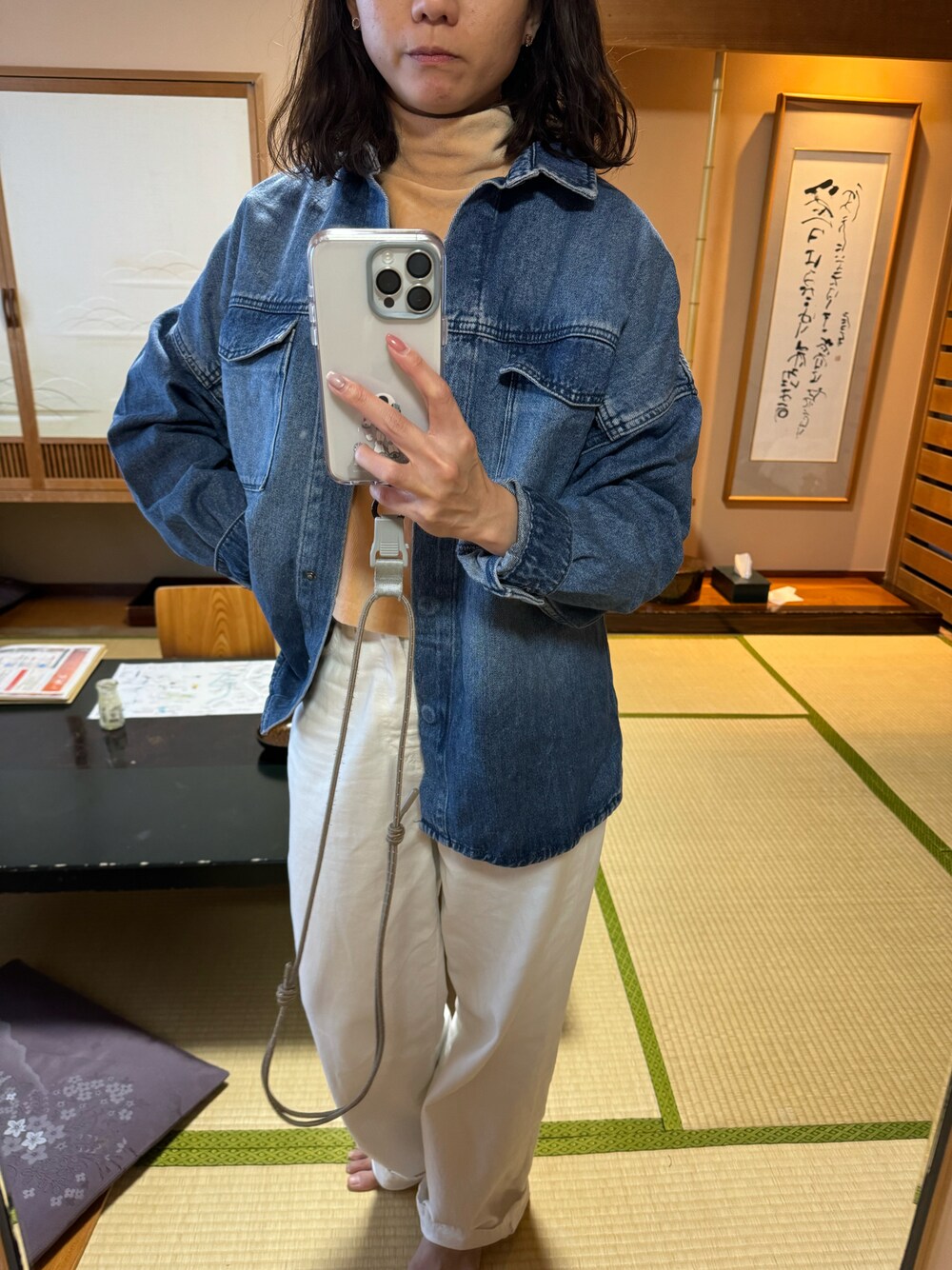 「ROXYのアイテム（デニムジャケット、ブルー系）」を使った、Evelyn Hさん（レディース・159cm）の冬コーディネートの1枚目の写真