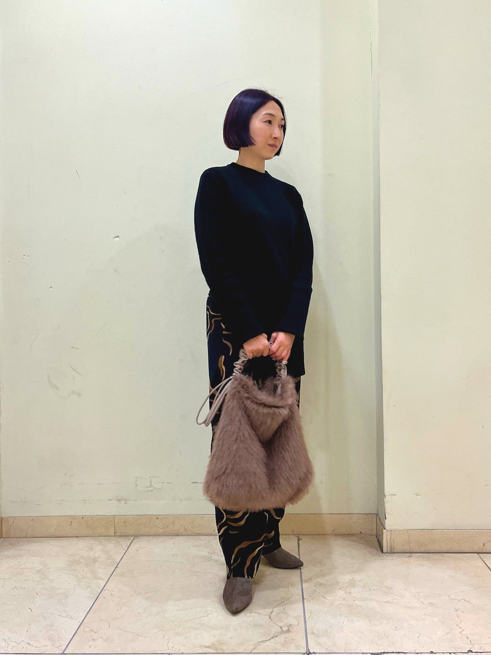 「ファーバッグ、LOWELL things、甲深パンプス、ピシェアバハウス、piche abahouse、冬、冬コーデ、クリスマス、パンツスタイル、低身長」｜「LOWELL thingsのHugs/ECOファーワンハンドルショルダーBAG（トートバッグ、グレー系）」を使った、ナベさん（レディース・150cm）の冬コーディネートの1枚目の写真