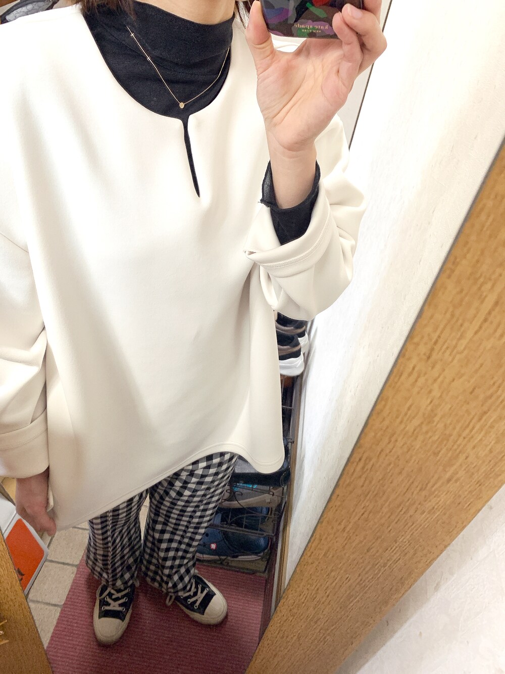 「ホワイト、ギンガムチェック、おしゃれさんと繋がりたい、今日のコーデ、春、オトナカジュアル」｜「NATURAL BEAUTY BASICのラウンドヘムダンボールプルオーバー（Tシャツ/カットソー、ホワイト系）」を使った、みむさん（レディース・156cm）の春コーディネートの1枚目の写真