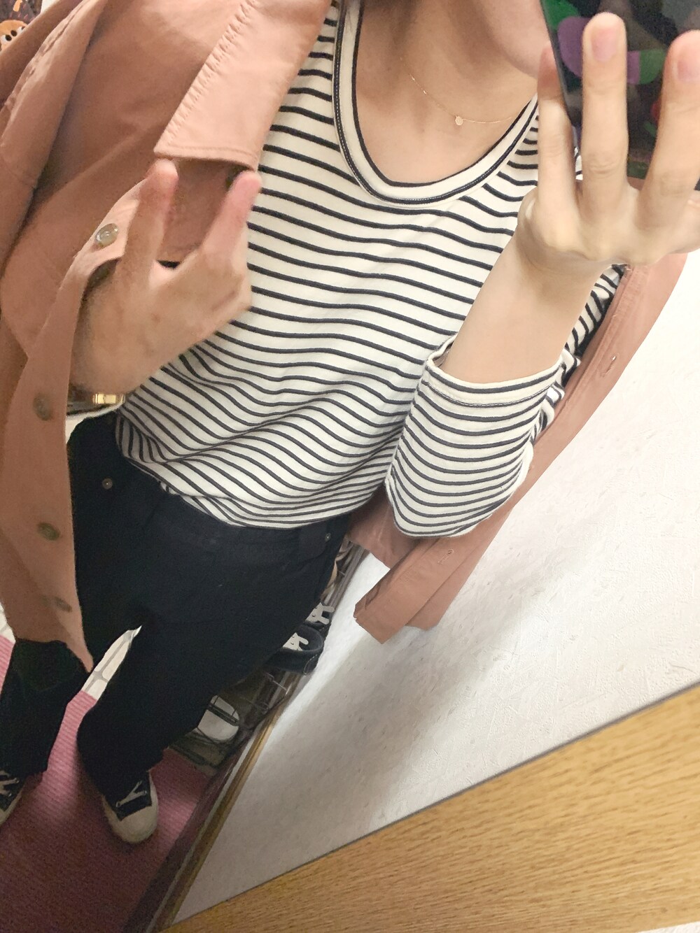 「シンプルスタイル、秋のコーデ、おしゃれさんと繋がりたい、今日のコーデ、大人コーデ、コンバース、オトナカジュアル」｜「U by SPICK&SPANの≪追加≫ハイウエストフレアデニム2◆（デニムパンツ、ブラック系）」を使った、みむさん（レディース・156cm）の秋コーディネートの1枚目の写真