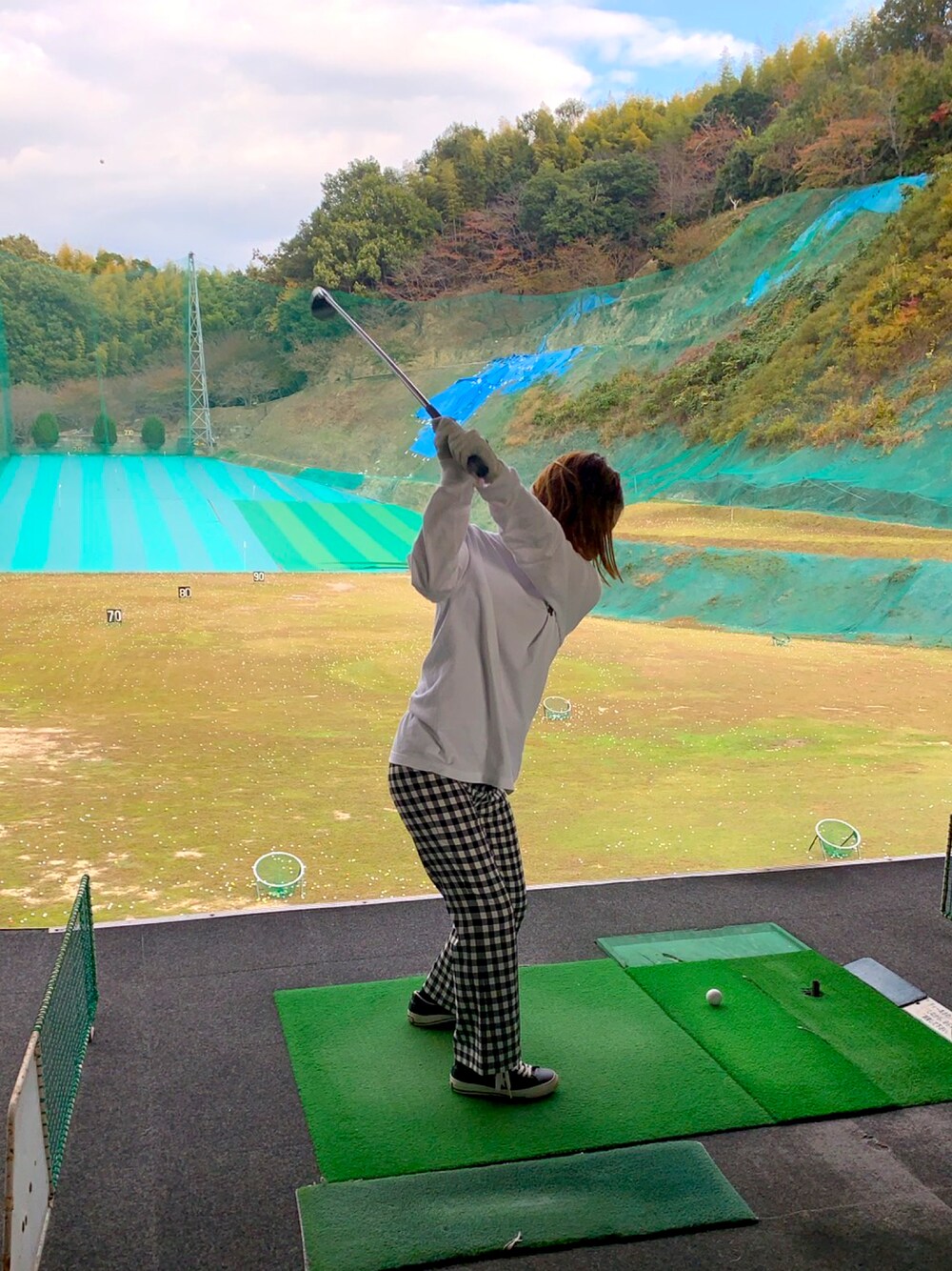 「ゴルフ、おしゃれさんと繋がりたい、コンバース、Tシャツ、チェックパンツ」｜「U by SPICK&SPANのハイウエストギンガムチェックパンツ◆（パンツ、その他）」を使った、みむさん（レディース・156cm）の秋コーディネートの1枚目の写真
