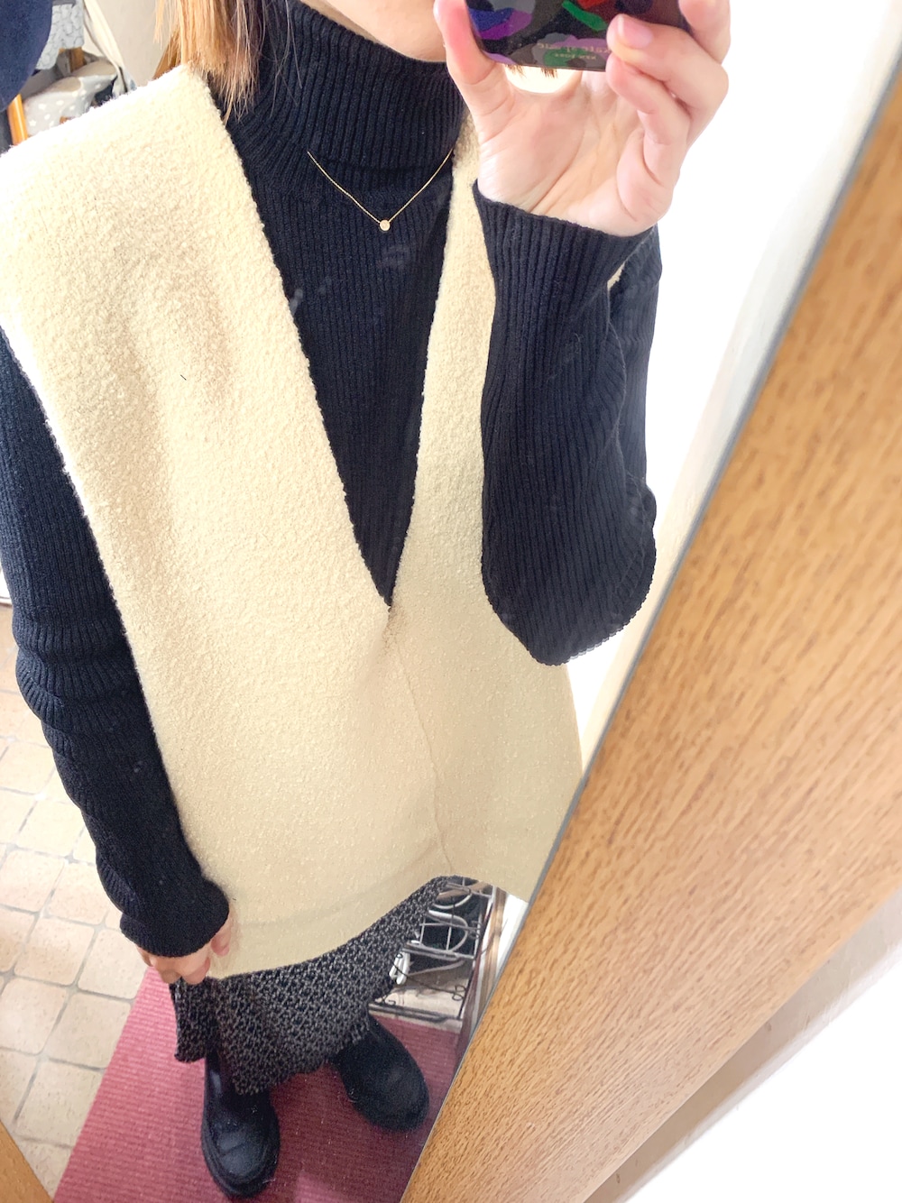 「オトナカジュアル、大人コーデ、おしゃれさんと繋がりたい、ベスト、休日コーデ」｜「IENAのブークレー Vネックニットベスト（ベスト、ベージュ系）」を使った、みむさん（レディース・156cm）の冬コーディネートの1枚目の写真