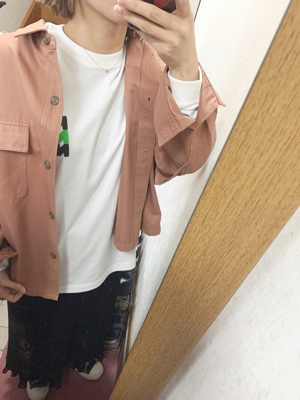 「お洒落さんとつながりたい、ジャケット、ロンT、ゆるコーデ、コンバース、スカートスタイル、オーバーサイズ」｜「SimpliciteのNYC LOGO TEE by ROCK STANLEY◆（Tシャツ/カットソー、ホワイト系）」を使った、みむさん（レディース・156cm）の春コーディネートの1枚目の写真