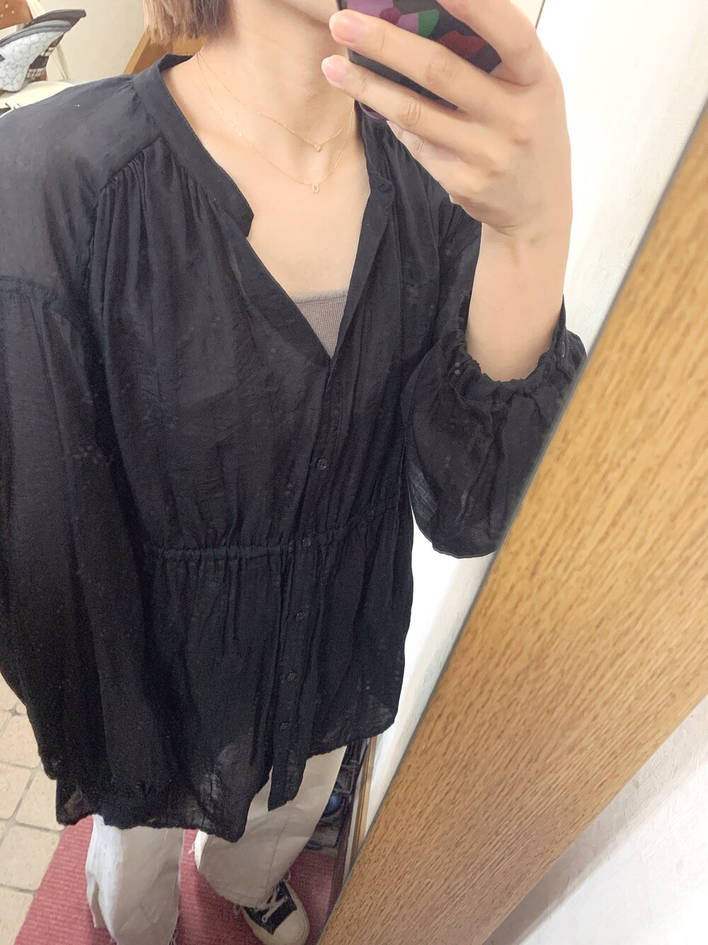 「休日スタイル、オトナ女子、大人カジュアル、おしゃれさんと繋がりたい、デニム、コンバース」｜「NOLLEY'Sのアイテム（シャツ/ブラウス、ブラック系）」を使った、みむさん（レディース・156cm）の春コーディネートの1枚目の写真
