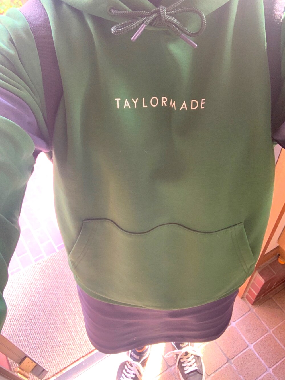 「ゴルフ、お洒落さんとつながりたい、ゴルフ女子、ゴルフコーデ、コンバース、パーカー」｜「TaylorMadeのアイテム（トップス、グリーン系）」を使った、みむさん（レディース・156cm）の冬コーディネートの1枚目の写真