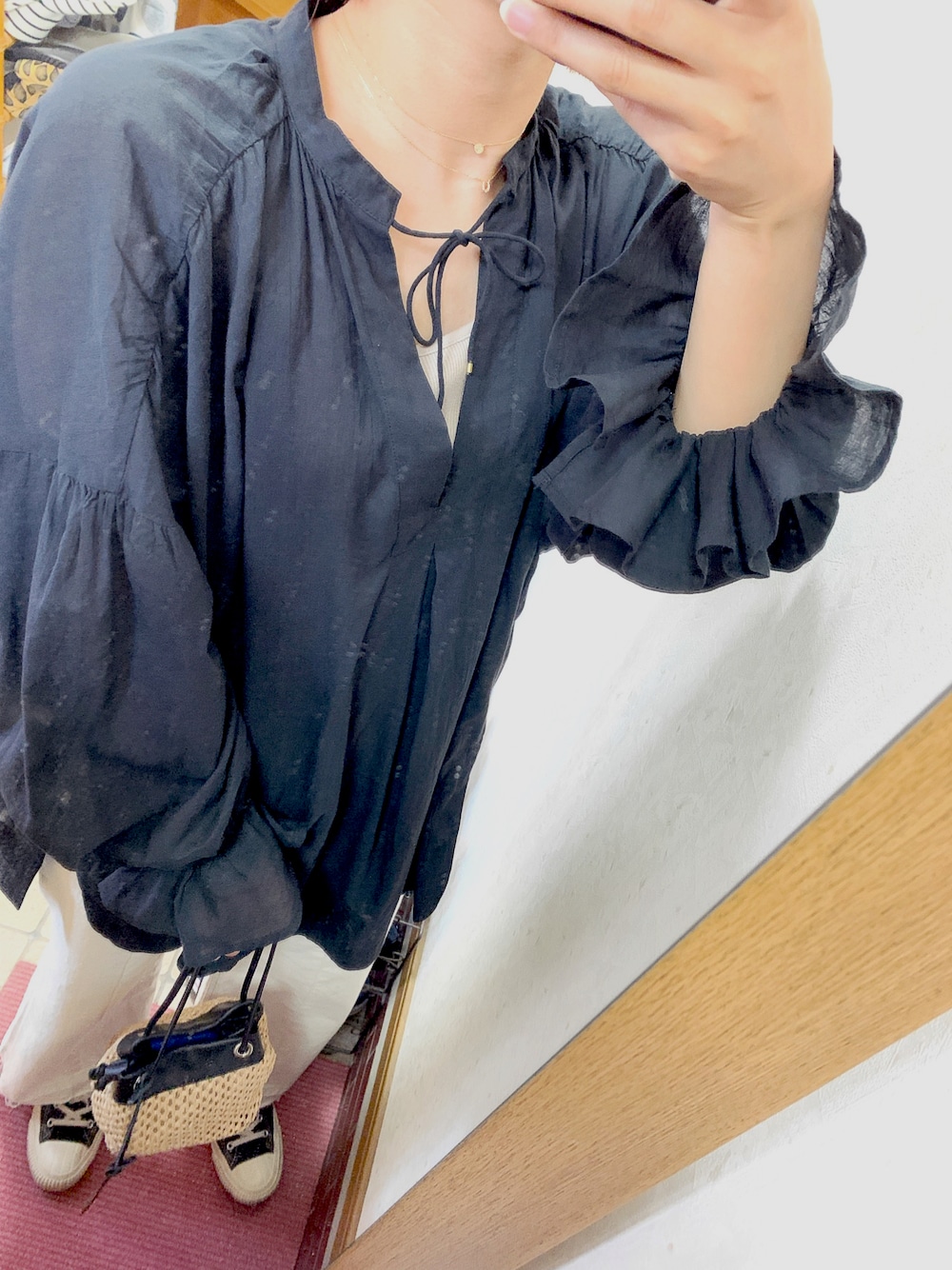 「ボリューム袖、おしゃれさんと繋がりたい、大人カジュアル、コンバース、モノトーン、デニムパンツ、シンプルコーデ」｜「Spick & Spanの≪予約≫ メッシュ 2WAY バッグ（バッグ、ベージュ系）」を使った、みむさん（レディース・156cm）の春コーディネートの1枚目の写真