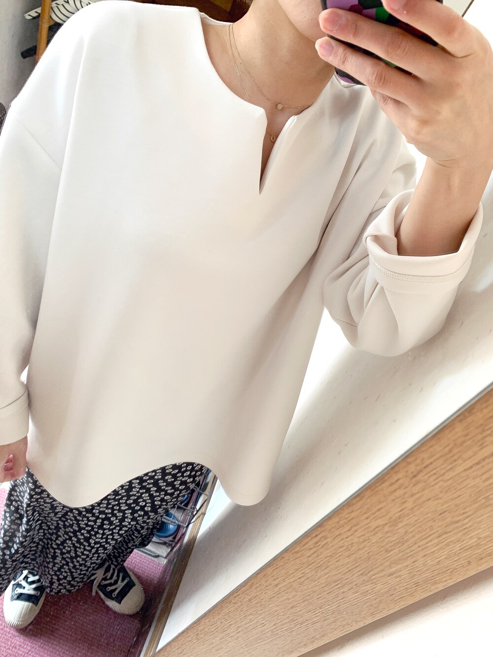 「休日スタイル、スカート、コンバース、おしゃれさんと繋がりたい、今日のコーデ、スニーカー」｜「NATURAL BEAUTY BASICのラウンドヘムダンボールプルオーバー（Tシャツ/カットソー、ホワイト系）」を使った、みむさん（レディース・156cm）の春コーディネートの1枚目の写真