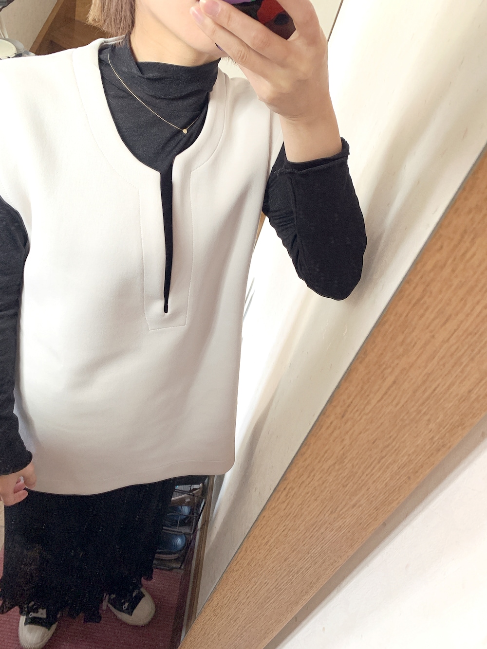 「ベスト、おしゃれさんと繋がりたい、オトナカジュアル、スカート、コンバース、休日コーデ」｜「B.C STOCKの《予約》レース チビプリーツスカート◆（スカート、その他）」を使った、みむさん（レディース・156cm）の春コーディネートの1枚目の写真