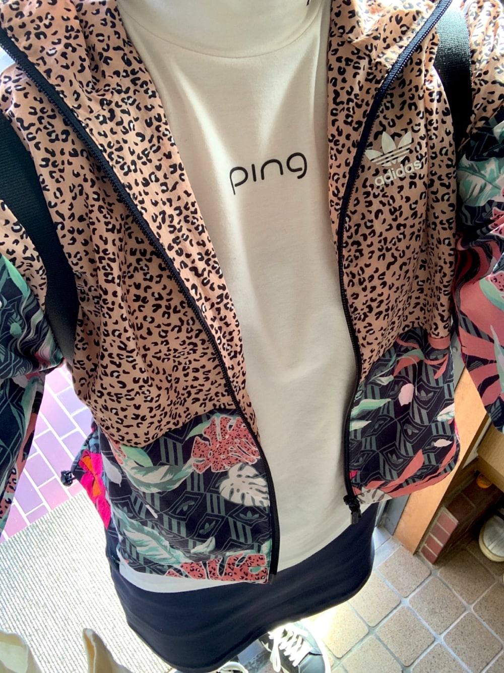 「ゴルフ、おしゃれさんと繋がりたい、コンバース、アディダス、マウンテンパーカー、ゴルフコーデ、ゴルフ女子」｜「PINGの【PING APPAREL】スタープリント ハイネックシャツ (LADIES)（その他トップス、ホワイト系）」を使った、みむさん（レディース・156cm）の秋コーディネートの1枚目の写真