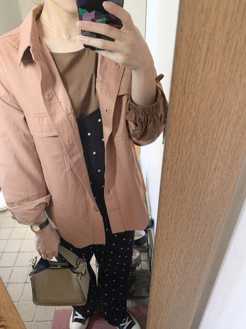 「スニーカー、休日コーデ、パンツスタイル、今日のコーデ、秋コーデ、おしゃれさんと繋がりたい」｜「U by SPICK&SPANのアイテム（シャツ/ブラウス、ブラウン系）」を使った、みむさん（レディース・156cm）の秋コーディネートの1枚目の写真