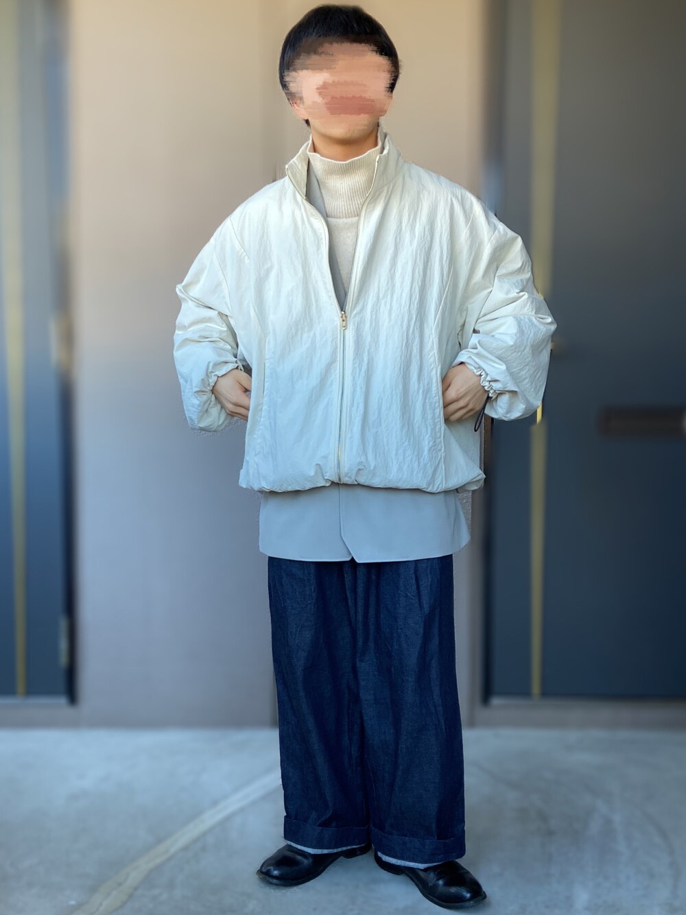 「PUBLIC TOKYO、VOAAOV、Traditional Weatherwear、革靴、低身長男子、ワイドデニム、バルーンシルエット、ベスト、タートルネックニット、ホワイトコーデ、韓国ブランド」｜「Traditional WeatherwearのUNIONSLACK 101（その他パンツ、ブルー系）」を使った、おます@低身長(159cm)さん（メンズ・159cm）の冬コーディネートの1枚目の写真