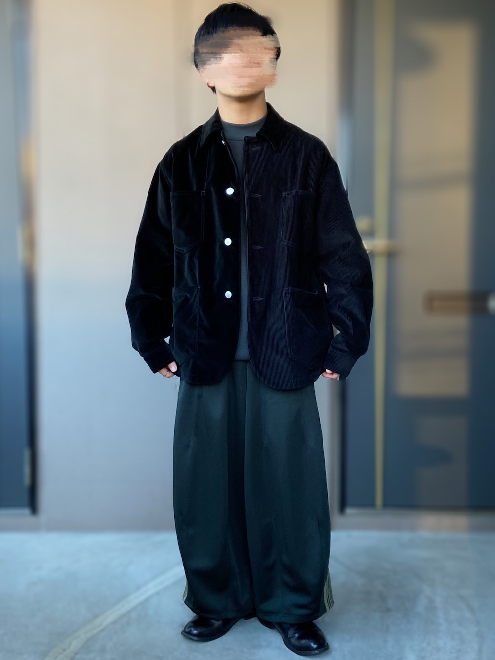 「NEEDLES、needles トラックパンツ、ヒザデルトラック、ヒザデルパンツ、jieda、Steven Alan、スティーブンアラン、低身長男子、カバーオール、グレーのニット」｜「Jiedaの【JieDa】EX.SWITCHING COVERALL（カバーオール、ブラック系）」を使った、おます@低身長(159cm)さん（メンズ・159cm）の冬コーディネートの1枚目の写真