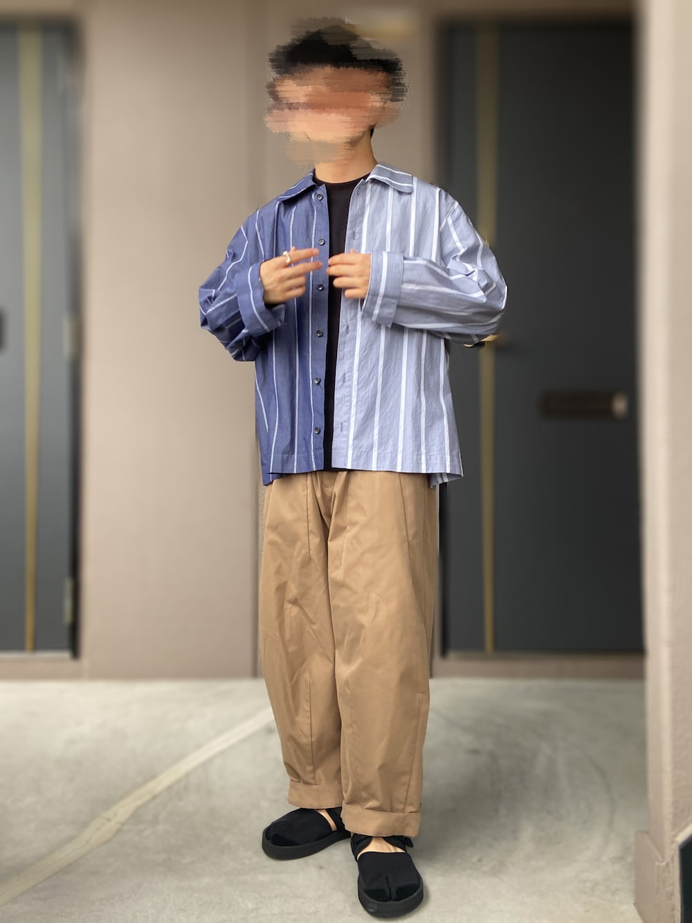 「VOAAOV、ストライプシャツ、suicoke、Nepenthes、UNIQLO U、UNIQLO、ストライプ、ワイドパンツ、チノパン、タビサンダル、足袋シューズ、シンプルコーデ」｜「suicokeのsuicoke nepenthes Split to Sandal US7(25cm)（サンダル、ブラック系）」を使った、おます@低身長(159cm)さん（メンズ・159cm）の秋コーディネートの1枚目の写真
