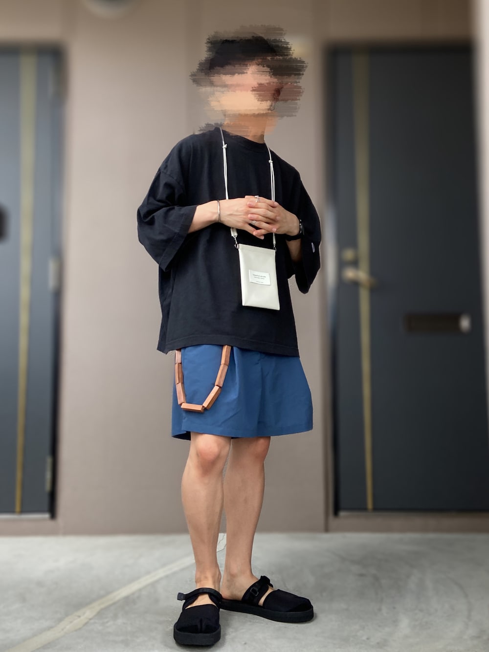 「Hender Scheme、suicoke、Nepenthes、beautiful people、CHOW DOWN、FREAK’Ｓ STORE、ハーフパンツ、足袋シューズ、足袋サンダル、ウォレットチェーン、短パン、低身長男子、ネックポーチ」｜「suicokeのsuicoke nepenthes Split to Sandal US7(25cm)（サンダル、ブラック系）」を使った、おます@低身長(159cm)さん（メンズ・159cm）の夏コーディネートの1枚目の写真