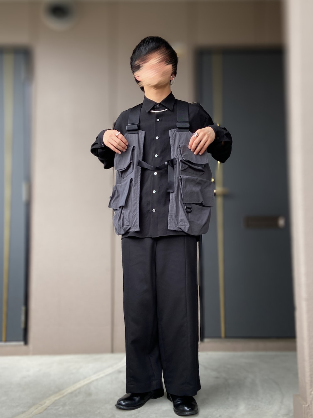 「stein、UNITED TOKYO、digawel、革靴、NAVAJO、チョーカー、ブラックコーデ、ベスト×シャツ、タクティカルベスト、モノトーンコーデ、シンプルコーデ」｜「DIGAWELのDIGAWEL Wide Ankle Pants（パンツ、ブラック系）」を使った、おます@低身長(159cm)さん（メンズ・159cm）の春コーディネートの1枚目の写真