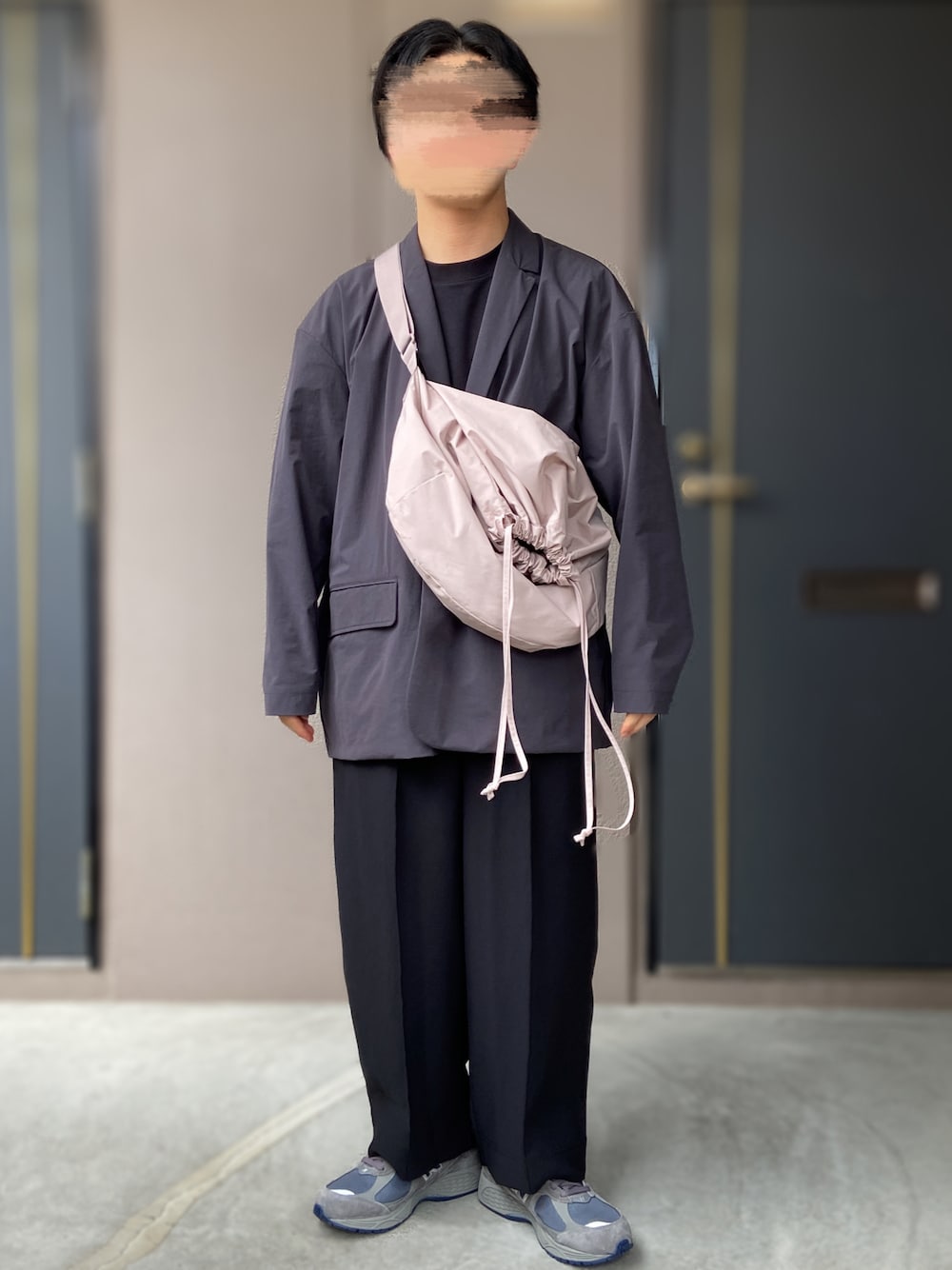 「UNIQLO U、UNIQLO、New Balance、ドローストリングショルダーバッグ、UNITED ARROWS & SONS、スニーカー、ジャケットスタイル、エアリズムコットンオーバーサイズTシャツ(５分袖)、ゆるコーデ、低身長男子」｜「NEW BALANCEの＜New Balance＞ M2002R GTX/スニーカー（スニーカー、グレー系）」を使った、おます@低身長(159cm)さん（メンズ・159cm）の春コーディネートの1枚目の写真