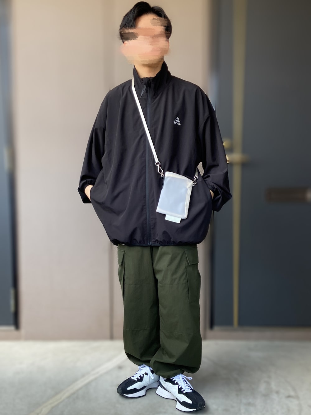 「FreshService、iTTi、MET24、New Balance、フレッシュサービス、ミリタリー、スタンドカラー、低身長男子、カーゴパンツ、スニーカー、休日スタイル」｜「NEW BALANCEの【New Balance / ニューバランス】MET24 別注 Military Cargo Pants（カーゴパンツ、グリーン系）」を使った、おます@低身長(159cm)さん（メンズ・159cm）の春コーディネートの1枚目の写真