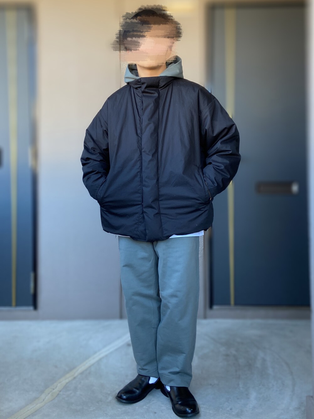 「MUJI、無印良品、MUJI Labo、Mujilabo、スウェットセットアップ、セットアップ、革靴、低身長男子、ダウンジャケット、グリーンコーデ、カーキ」｜「無印良品のアイテム（ダウンジャケット/コート、ブラック系）」を使った、おます@低身長(159cm)さん（メンズ・159cm）の春コーディネートの1枚目の写真
