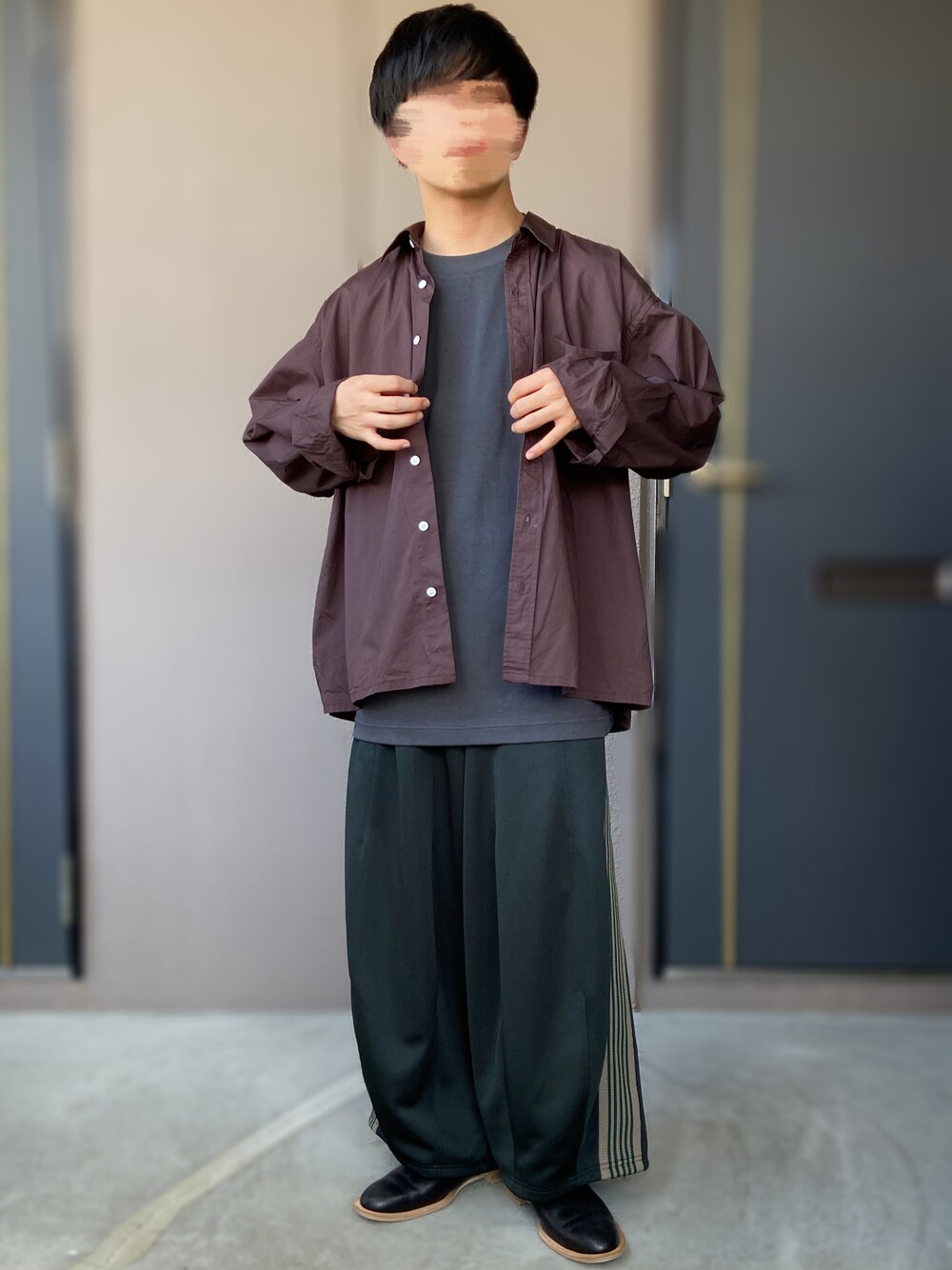 「info. BEAUTY&YOUTH、UNIQLO、UNIQLO U、NEEDLES、needles トラックパンツ、ワイドパンツ、ISHMM、ビッグT、低身長男子、夏コーデ、シャツ、スキッパー、グレー、ジャージ」｜「ISHMMのishmm sabot black（シューズ、ブラック系）」を使った、おます@低身長(159cm)さん（メンズ・159cm）の夏コーディネートの1枚目の写真