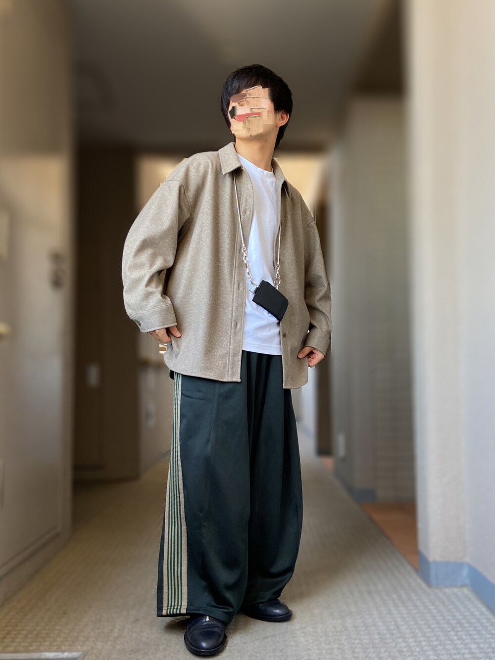 「だから秋服が好き、UNIQLO U、NEEDLES、needles トラックパンツ、トラックパンツ、HIDAKA、アースカラー」｜「ISHMMのISHMM ZIPレザーシューズ（ドレスシューズ、ブラック系）」を使った、おます@低身長(159cm)さん（メンズ・159cm）の秋コーディネートの1枚目の写真