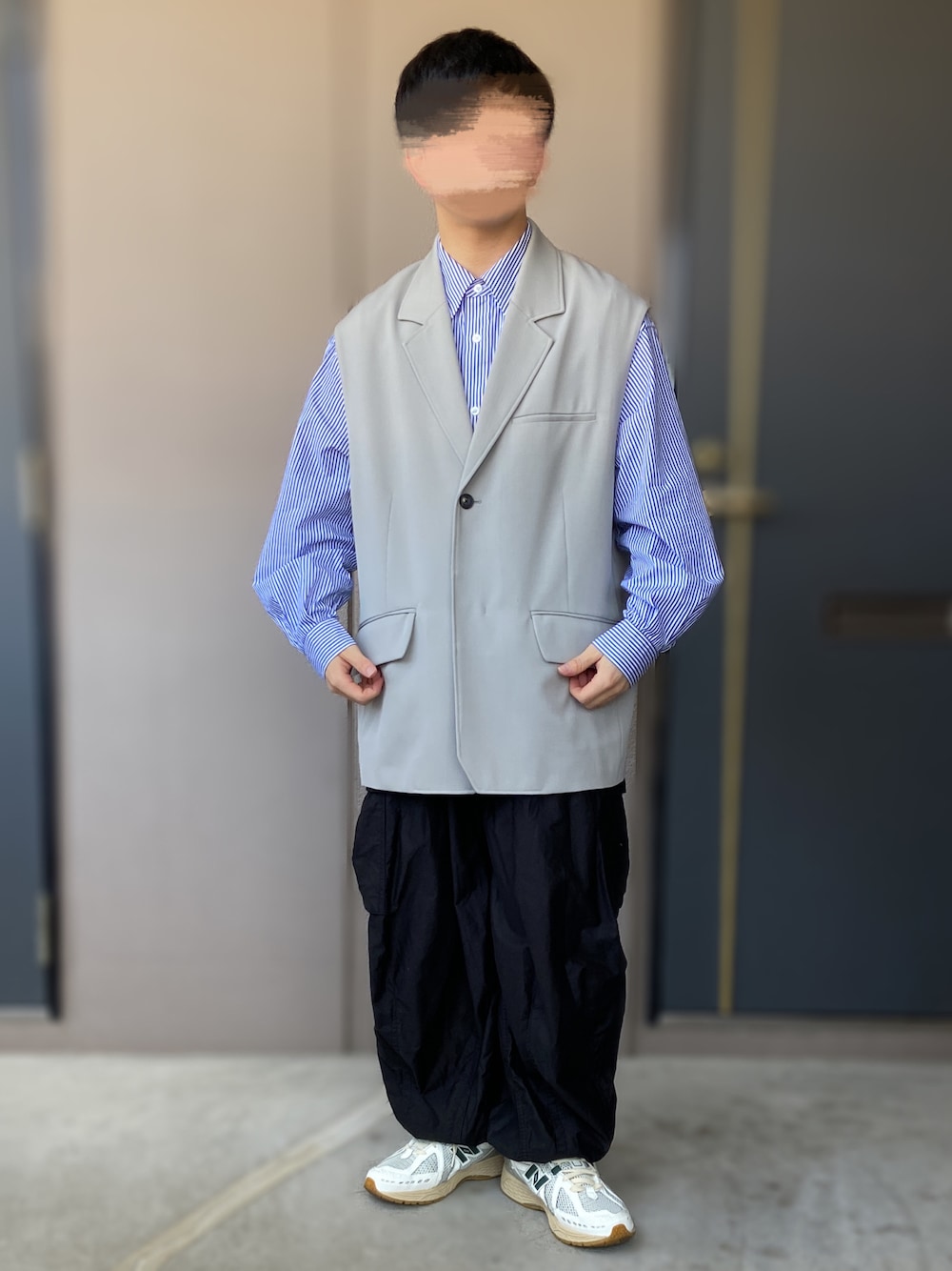 「PUBLIC TOKYO、FreshService、NEEDLES、New Balance、ヒザデルパンツ、カーゴパンツ、ストライプシャツ、ベスト×シャツ、ベスト、低身長男子」｜「NeedlesのH.D. Pants-BDU（パンツ、ブラック系）」を使った、おます@低身長(159cm)さん（骨格ストレート・メンズ・159cm）の春コーディネートの1枚目の写真