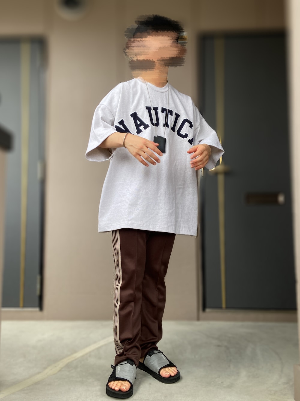 「nautica、NAUTICA、NEEDLES、needles トラックパンツ、needles、suicoke、クリアサンダル、サンダル、ビッグT、iTTi、トラックパンツ、夏コーデ、低身長男子」｜「NeedlesのFREAK'S STORE別注　narrow track pants（パンツ、ブラウン系）」を使った、おます@低身長(159cm)さん（メンズ・159cm）の夏コーディネートの1枚目の写真