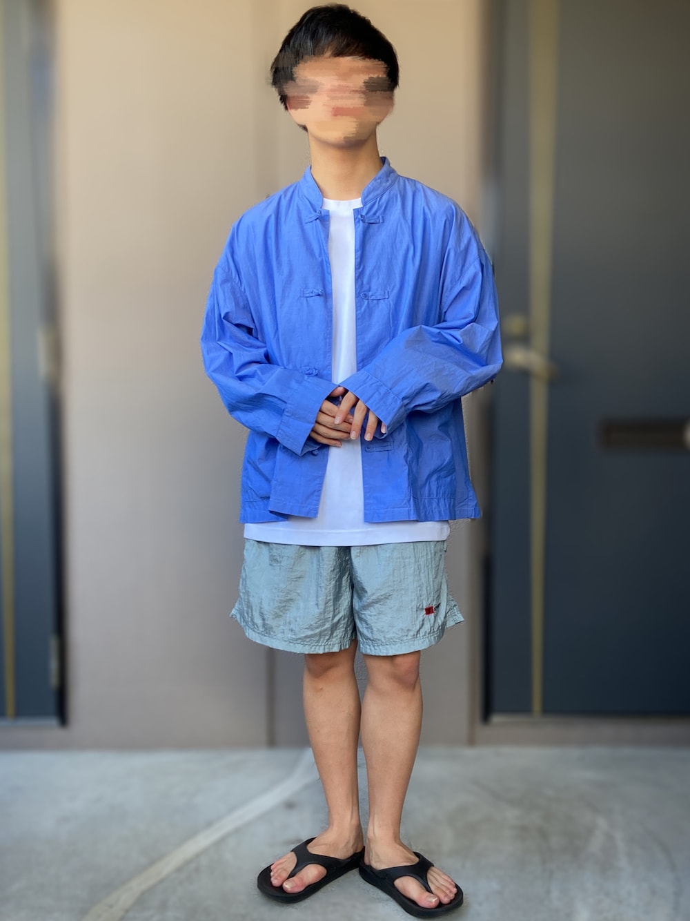 「チャイナシャツ、UNIQLO U、スポーツミックス、スイムショーツ、ブルー x ホワイト、ブルー、oofos、エアリズムコットンオーバーサイズTシャツ(５分袖)、ゆるコーデ、低身長男子」｜「OOFOSのOOFOS/ウーフォス Ooriginal/ウーオリジナル（サンダル、ブラック系）」を使った、おます@低身長(159cm)さん（メンズ・159cm）の秋コーディネートの1枚目の写真
