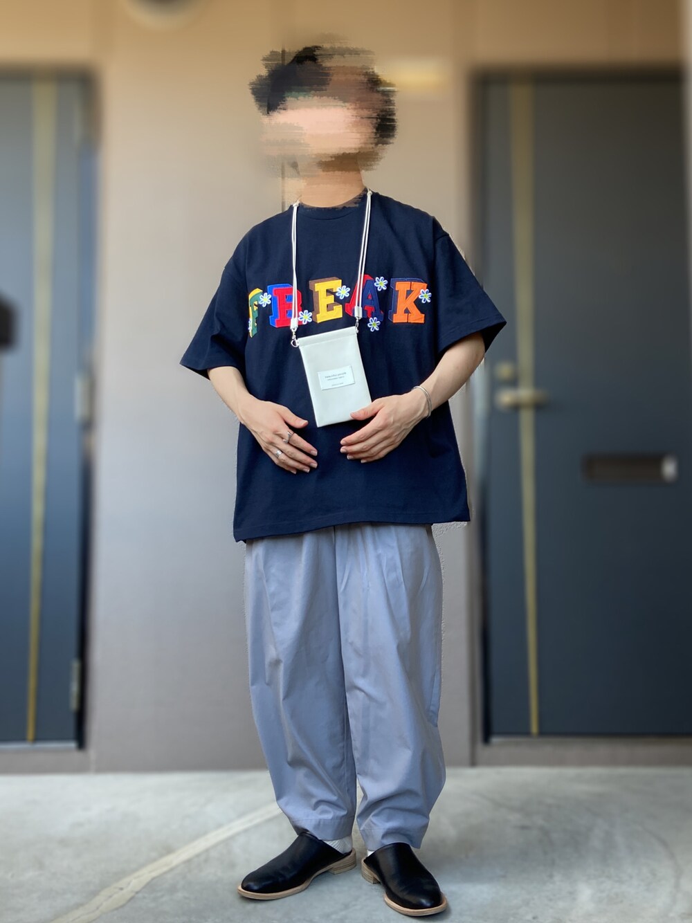 「dulcamara、beautiful people、ISHMM、FREAK’Ｓ STORE、ネックポーチ、ビッグT、刺繍トップス、サボ、革靴、ブルーグレー、ワイドパンツ、ペールトーン、ブルーコーデ、ブルー x ホワイト」｜「ISHMMのishmm sabot black（シューズ、ブラック系）」を使った、おます@低身長(159cm)さん（メンズ・159cm）の夏コーディネートの1枚目の写真